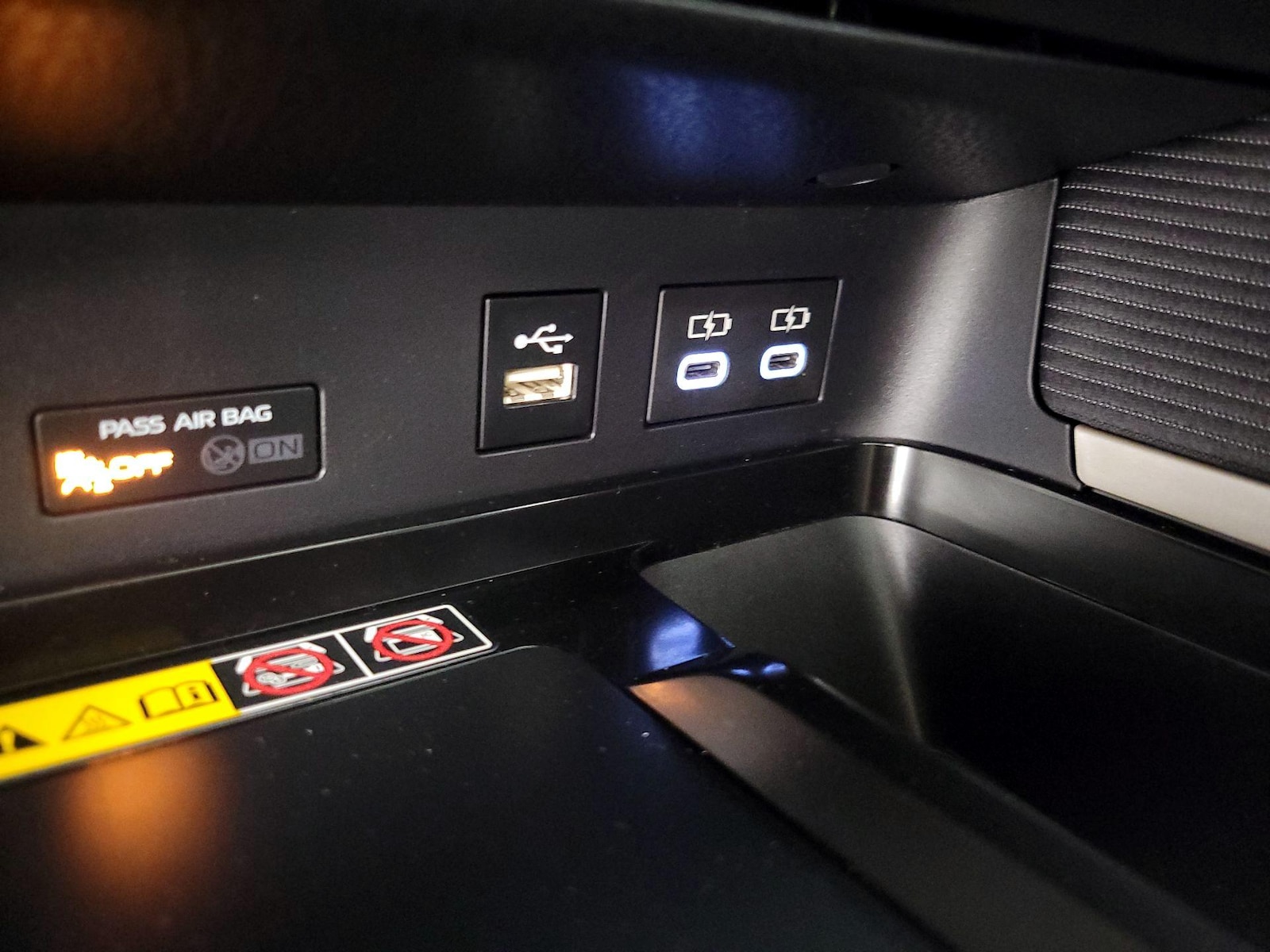 2025 Toyota Camry SE - Photo 19