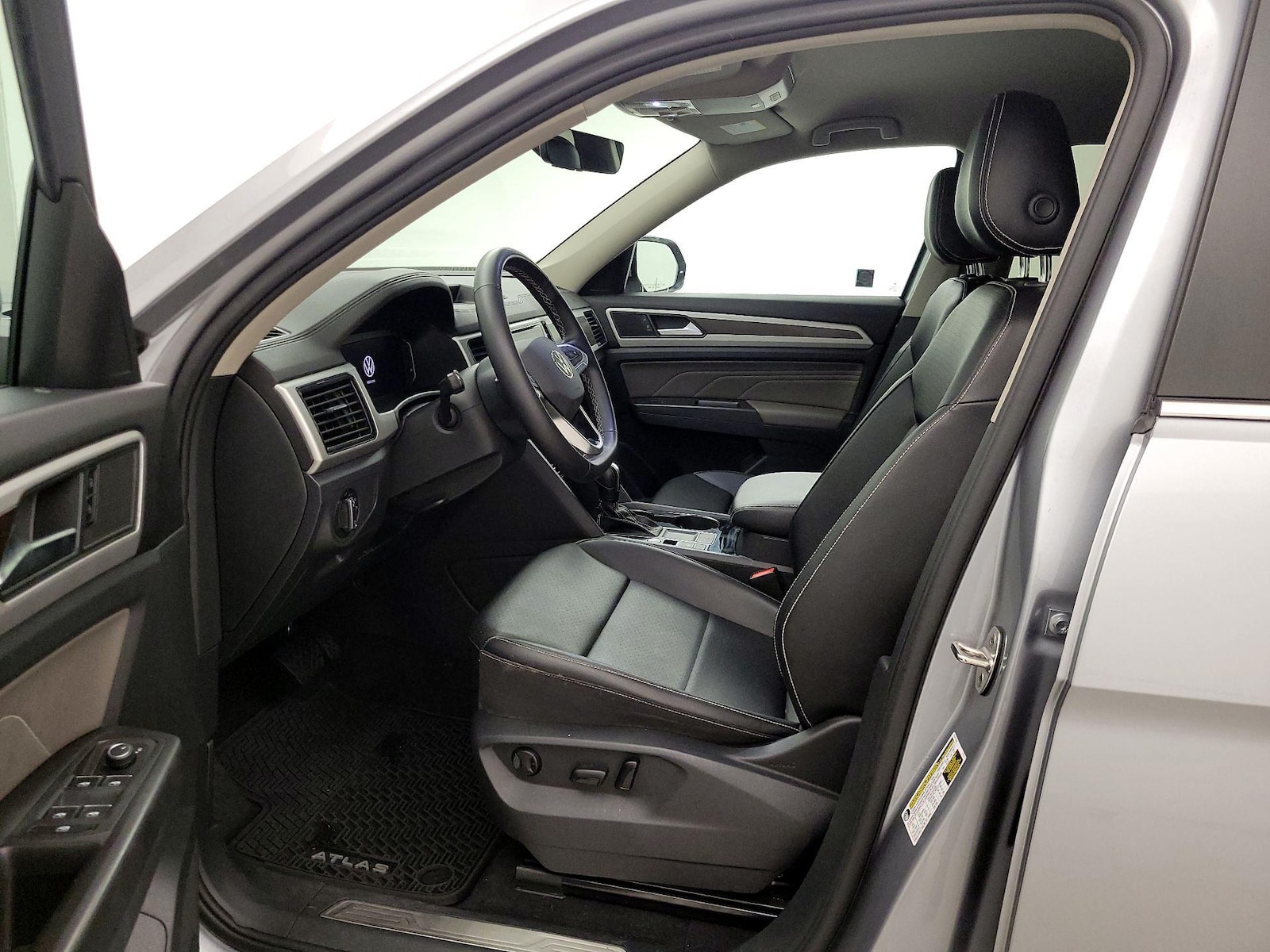 2022 Volkswagen Atlas SE w/Tech - Photo 12