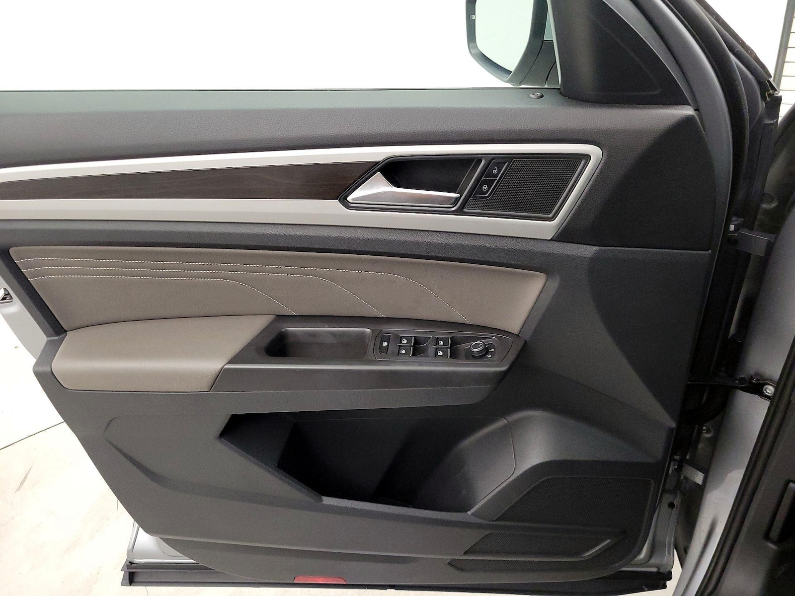 2022 Volkswagen Atlas SE w/Tech - Photo 13