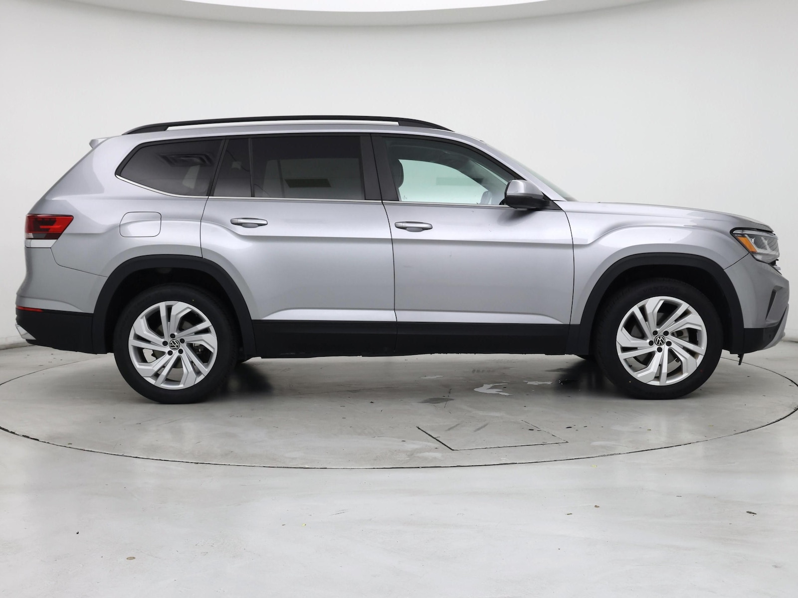 2022 Volkswagen Atlas SE w/Tech - Photo 8