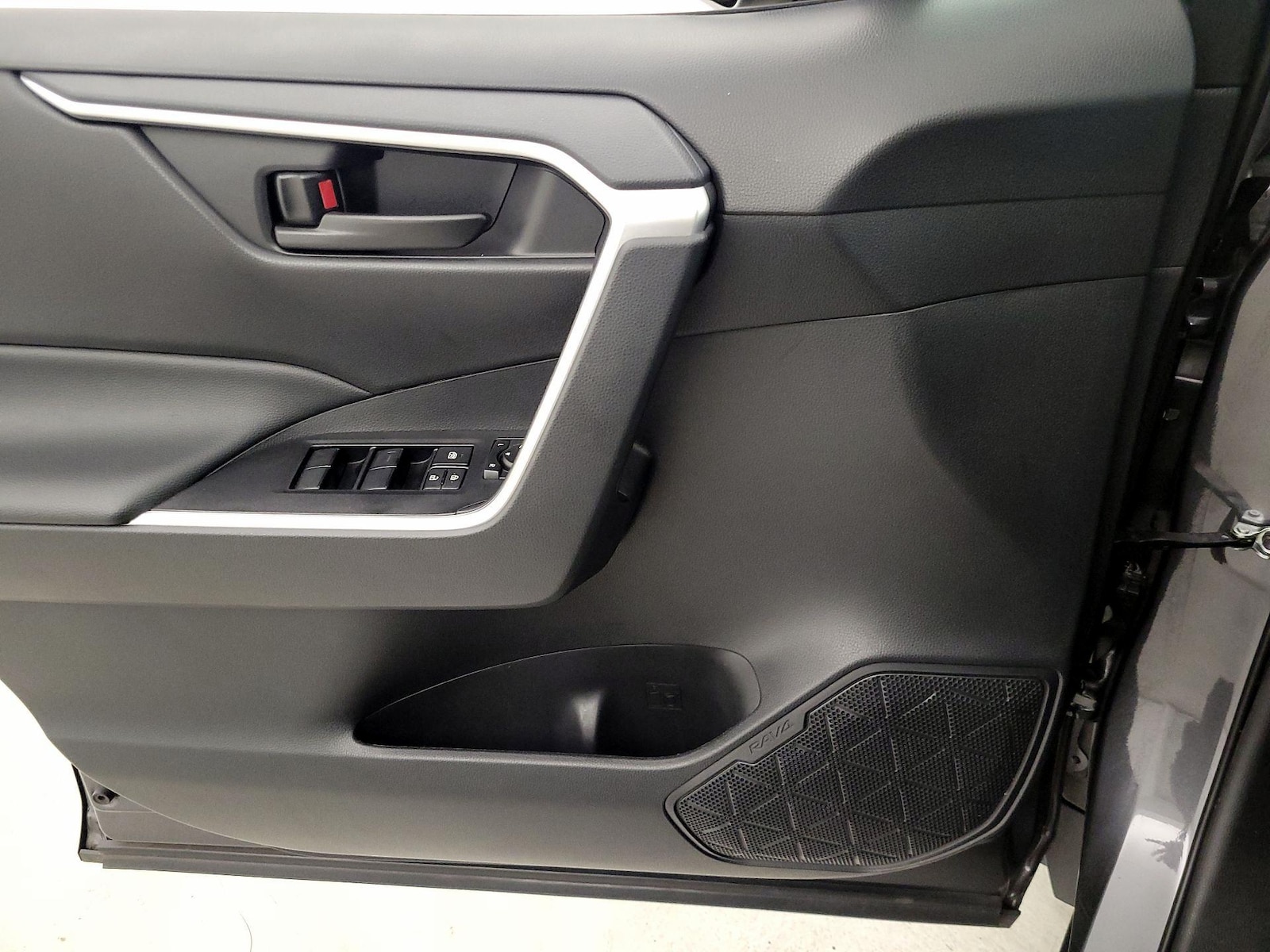 2025 Toyota RAV4 LE - Photo 13