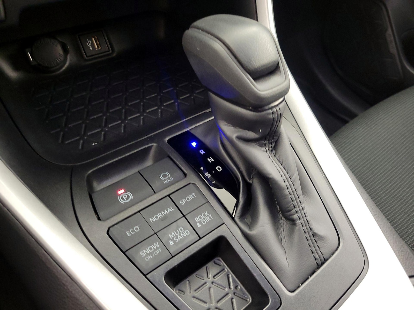 2025 Toyota RAV4 LE - Photo 18