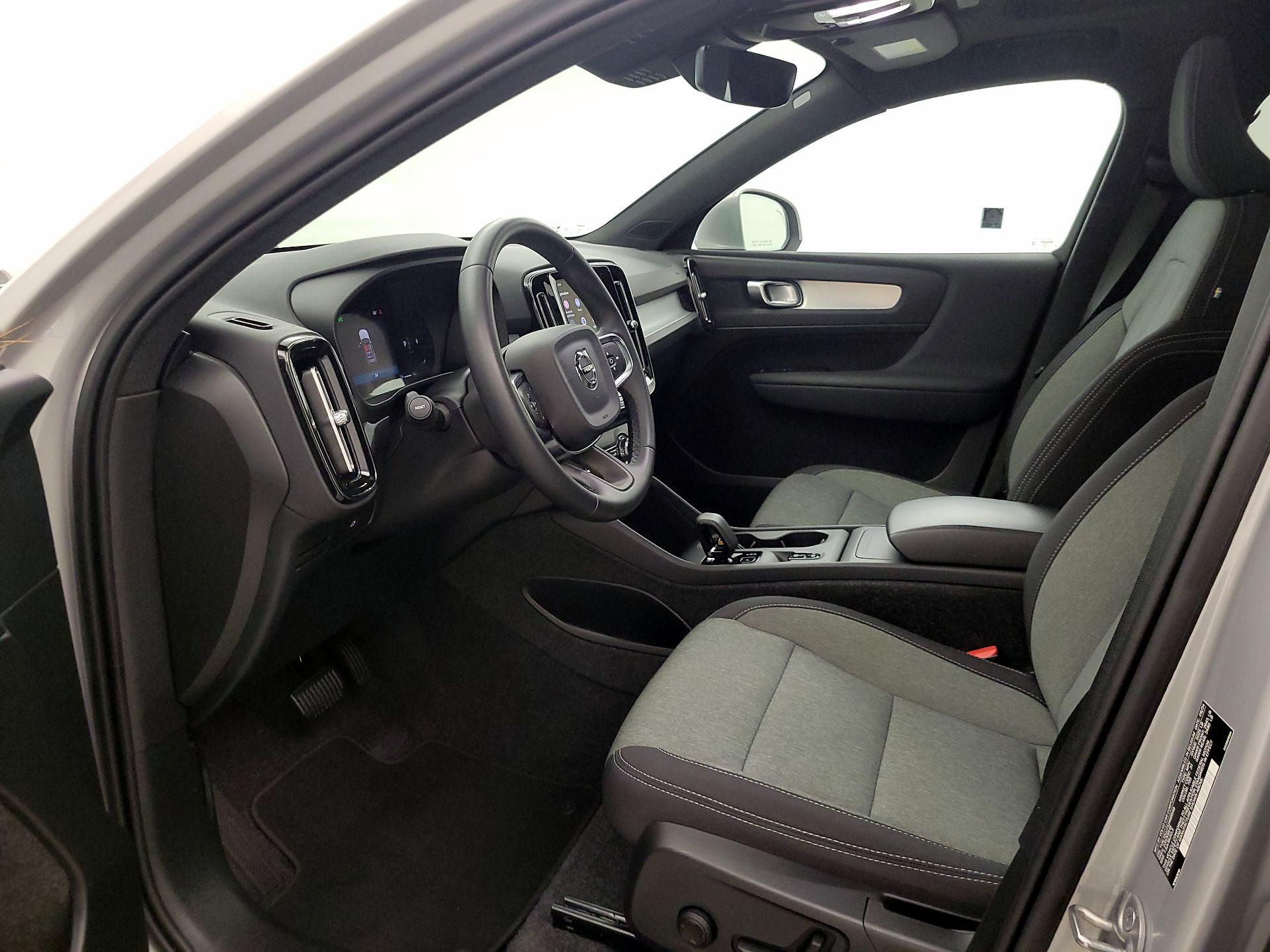 Thumbnail: 2025 Volvo XC40 - 11