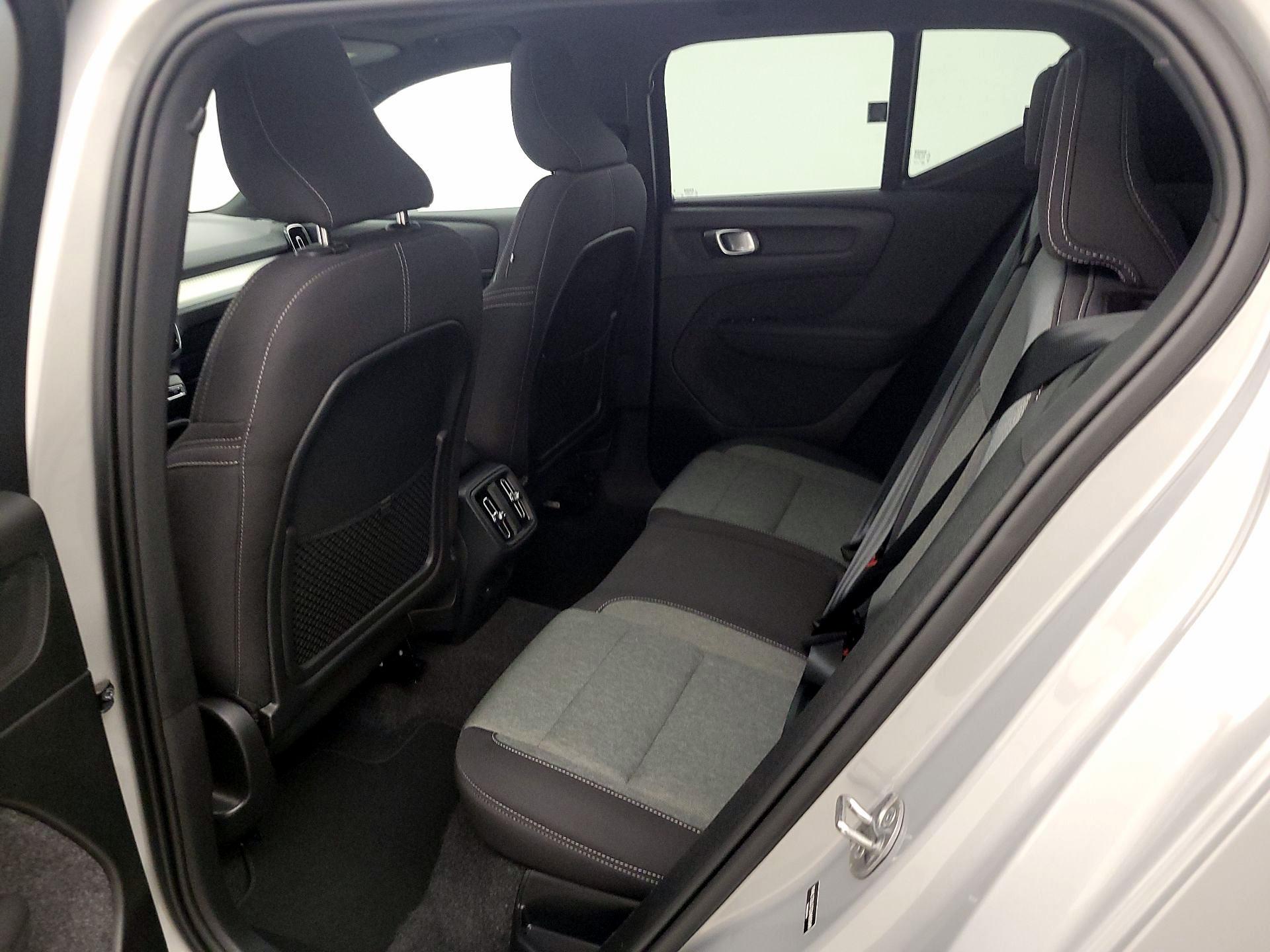 Thumbnail: 2025 Volvo XC40 - 20
