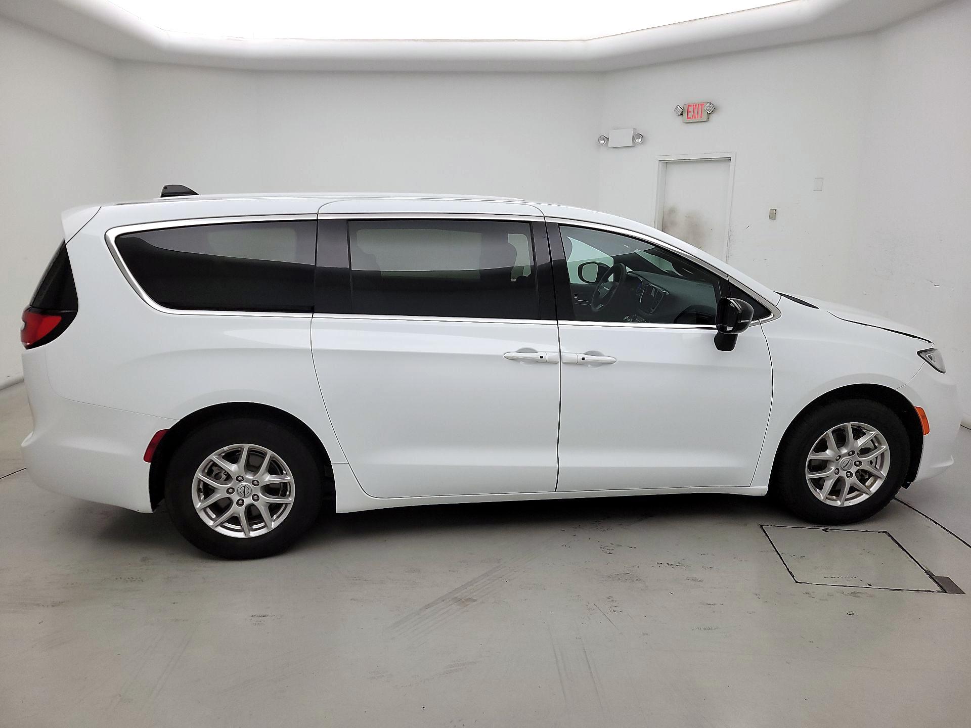 Thumbnail: 2024 Chrysler Pacifica - 4