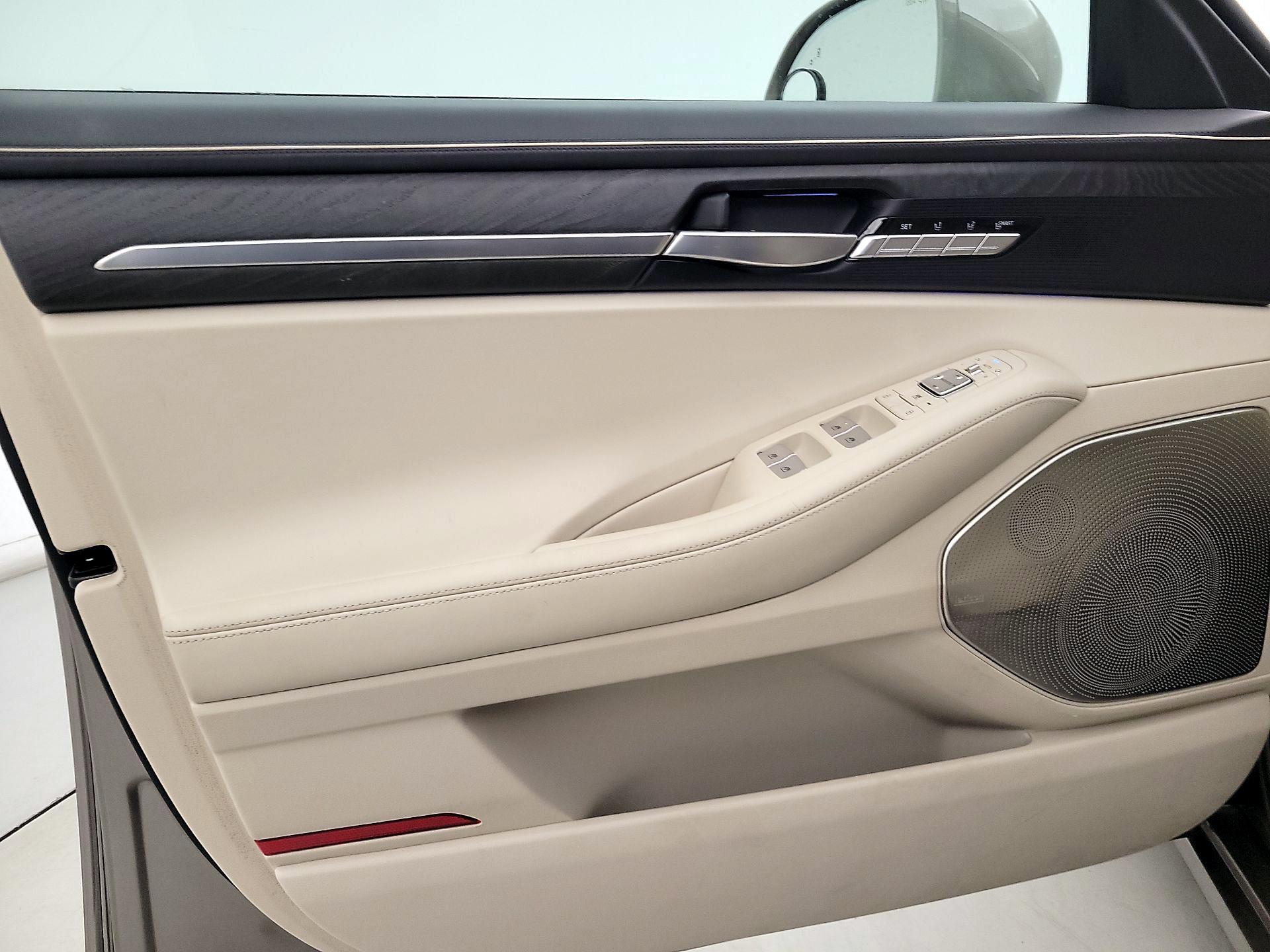 Thumbnail: 2022 Genesis G90 - 10