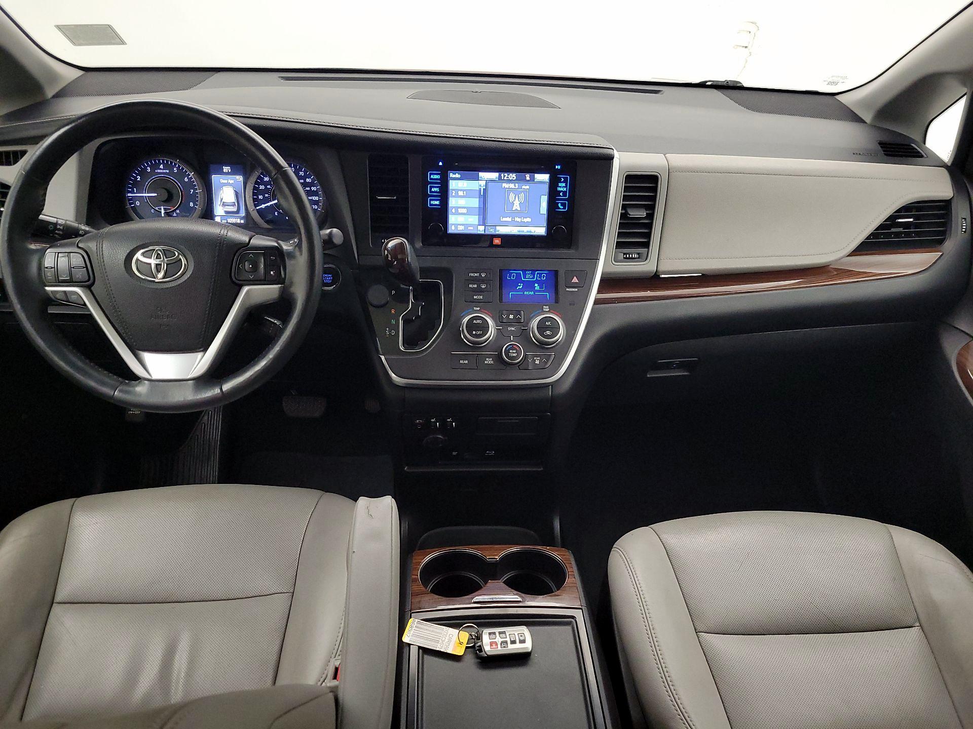 Thumbnail: 2017 Toyota Sienna - 9