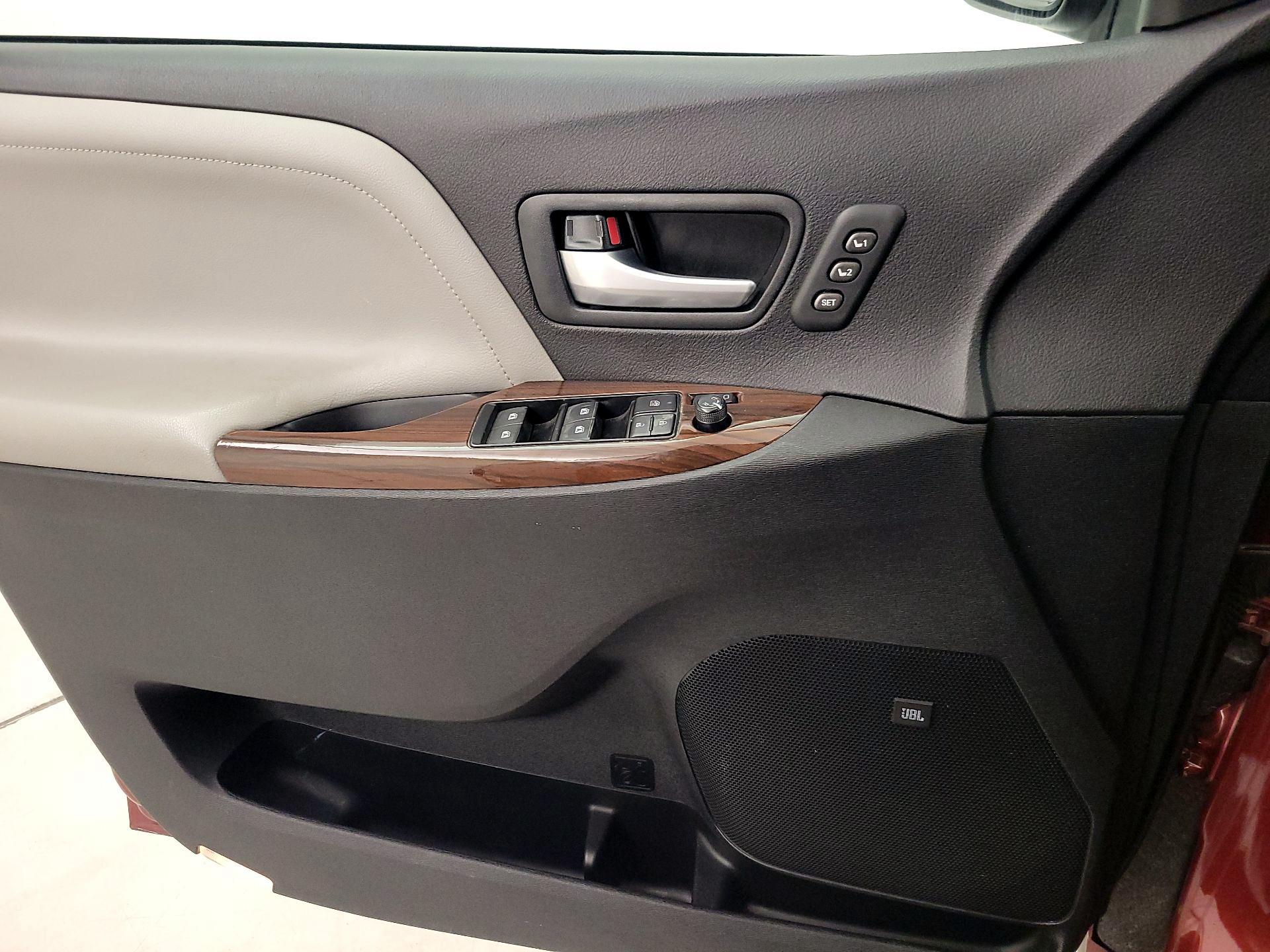 Thumbnail: 2017 Toyota Sienna - 12