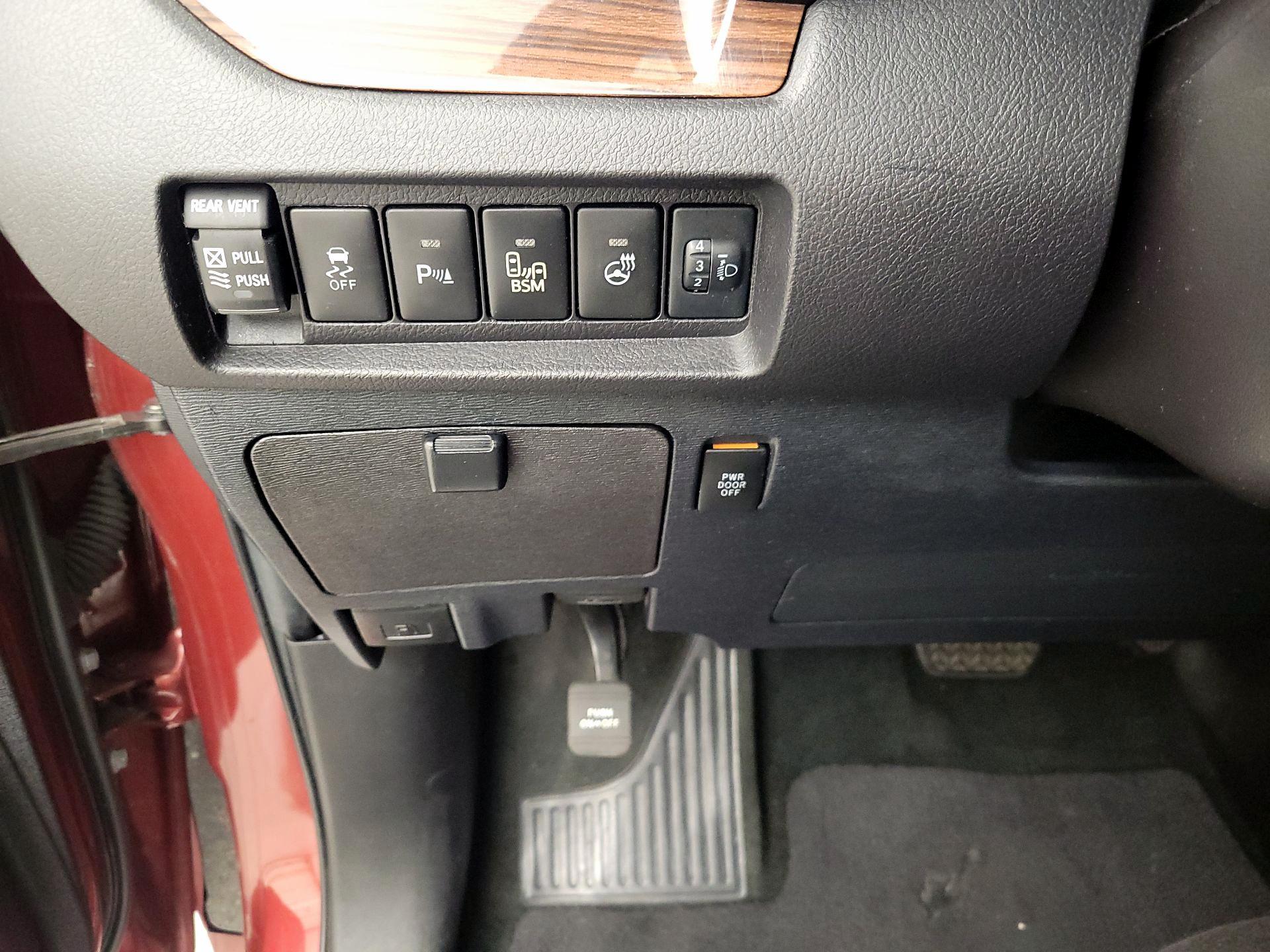 Thumbnail: 2017 Toyota Sienna - 13