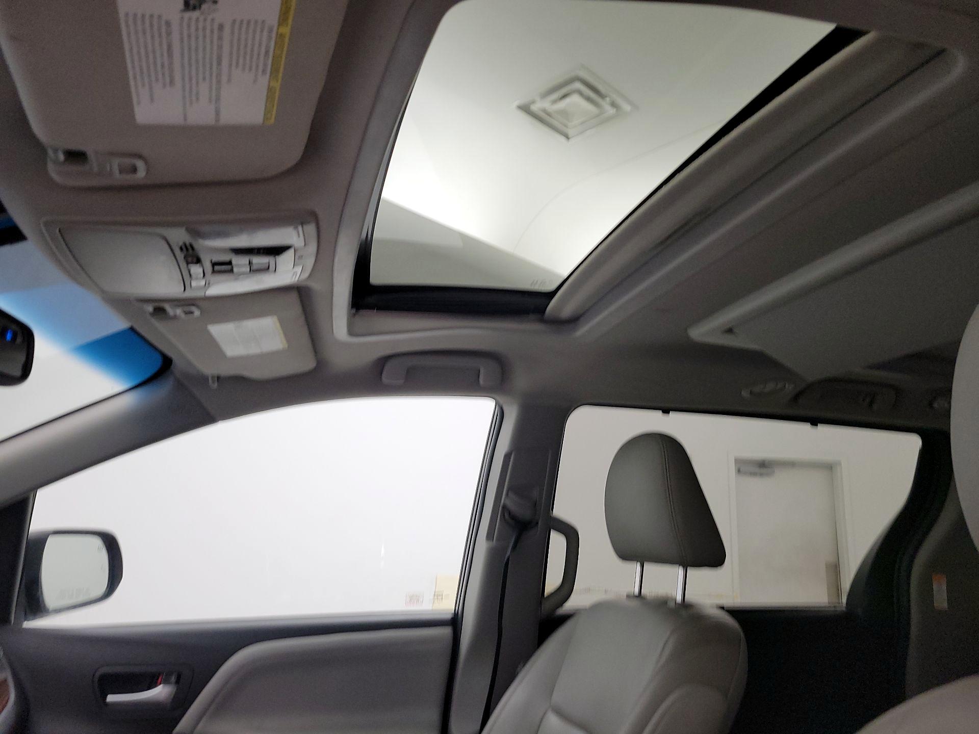Thumbnail: 2017 Toyota Sienna - 18