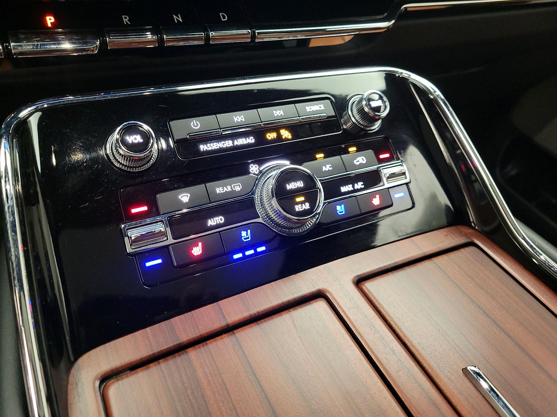 Thumbnail: 2021 Lincoln Navigator L - 16