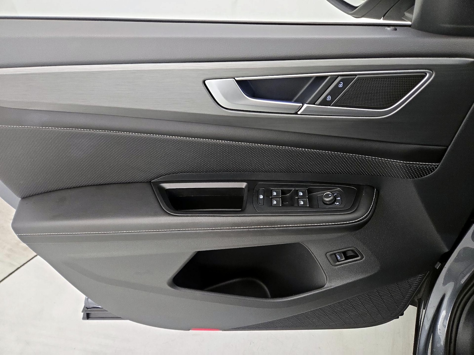2024 Volkswagen Atlas Cross Sport SE w/Tech - Photo 13