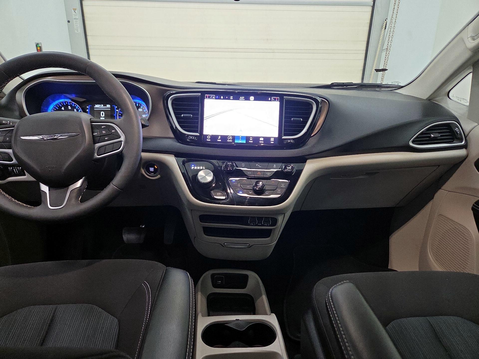 Thumbnail: 2022 Chrysler Voyager - 9