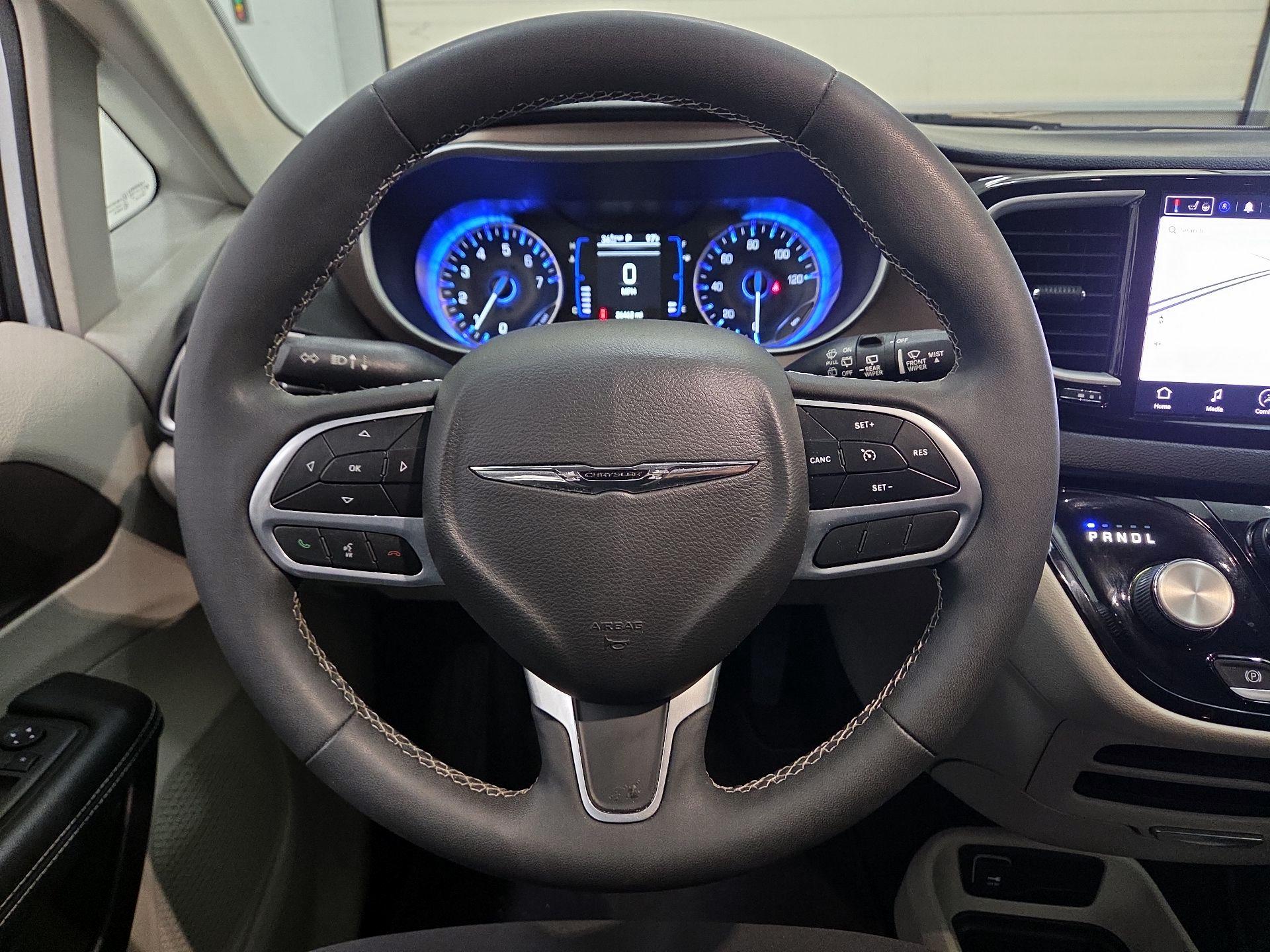Thumbnail: 2022 Chrysler Voyager - 10