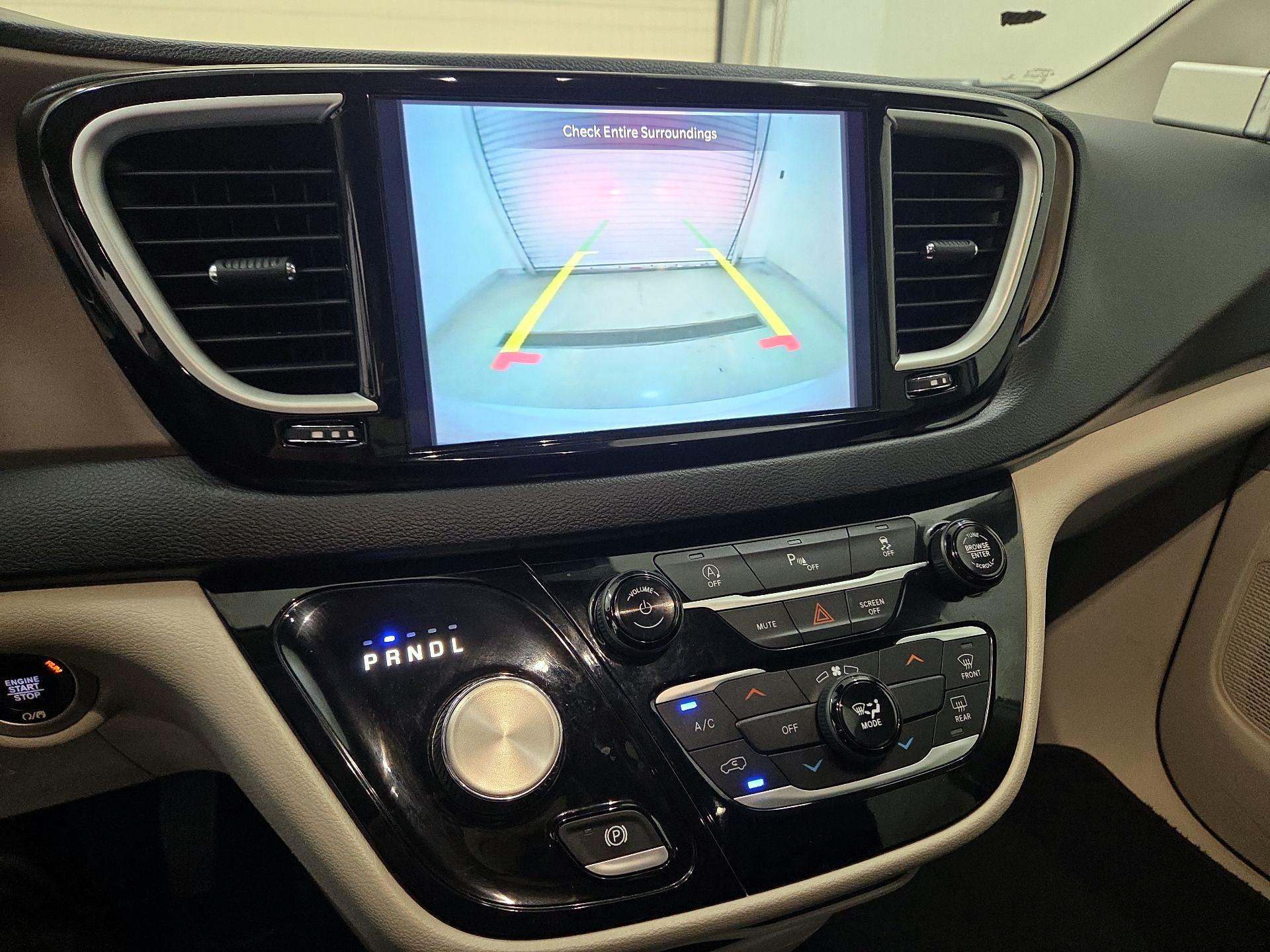 Thumbnail: 2022 Chrysler Voyager - 15