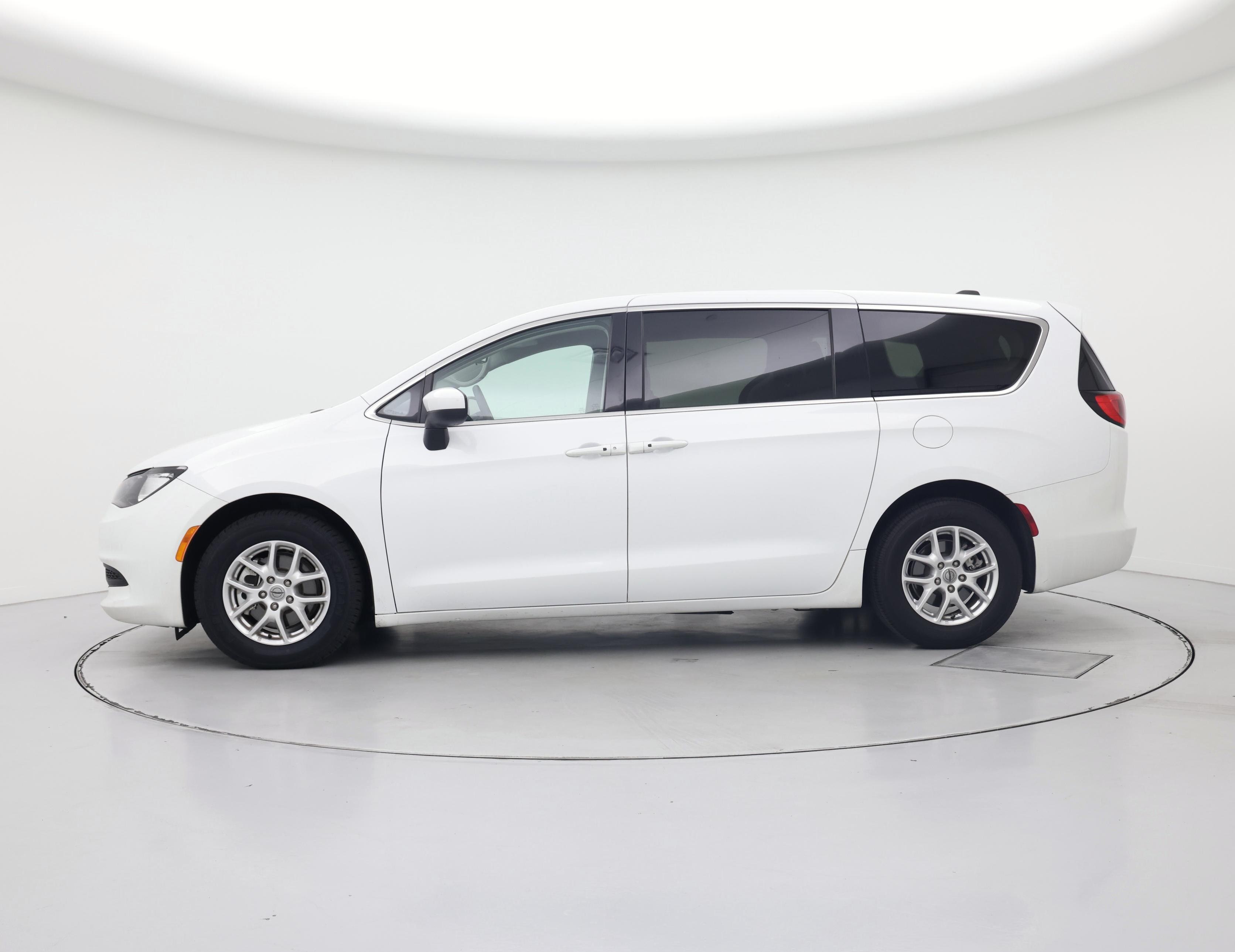 Thumbnail: 2022 Chrysler Voyager - 3