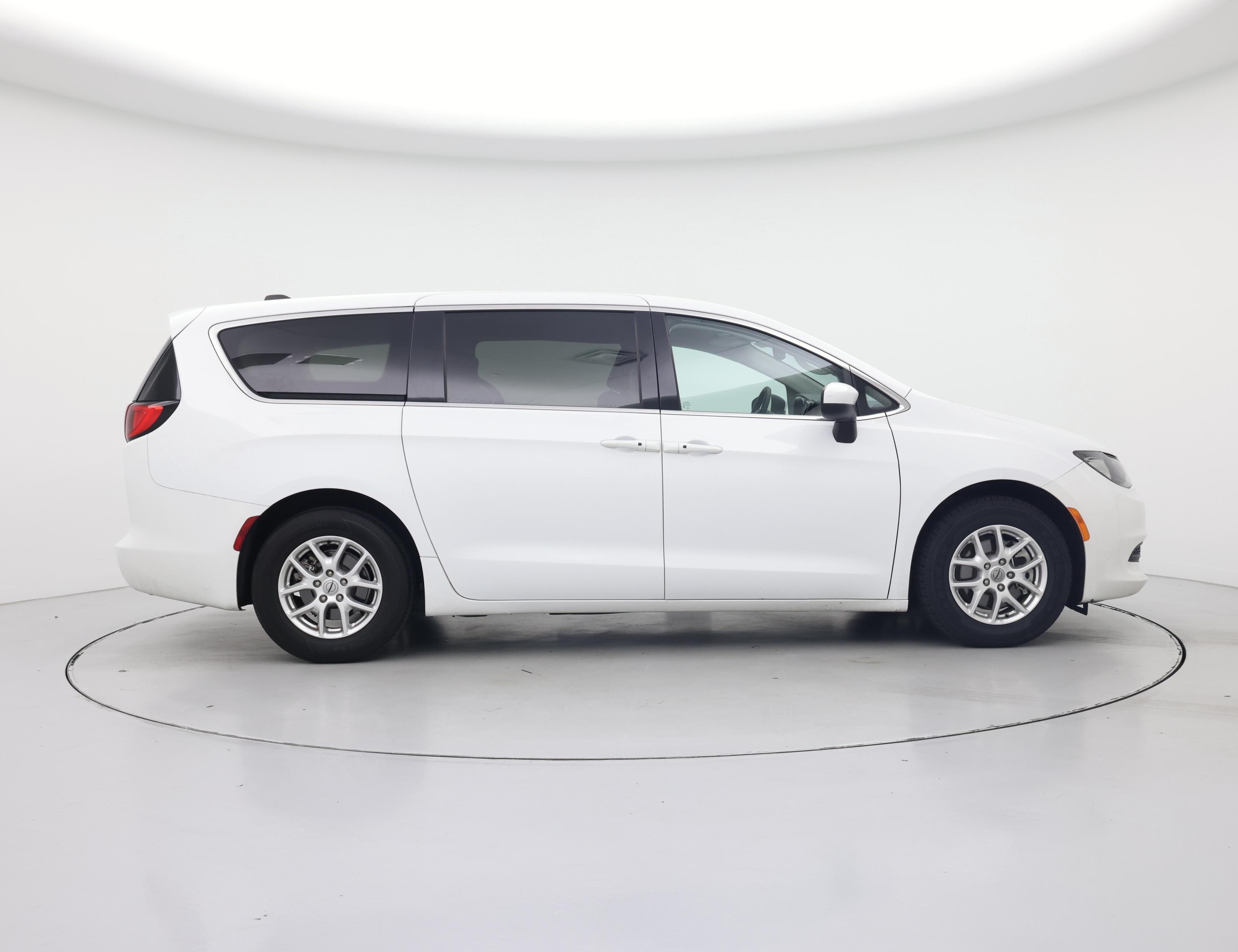 Thumbnail: 2022 Chrysler Voyager - 7