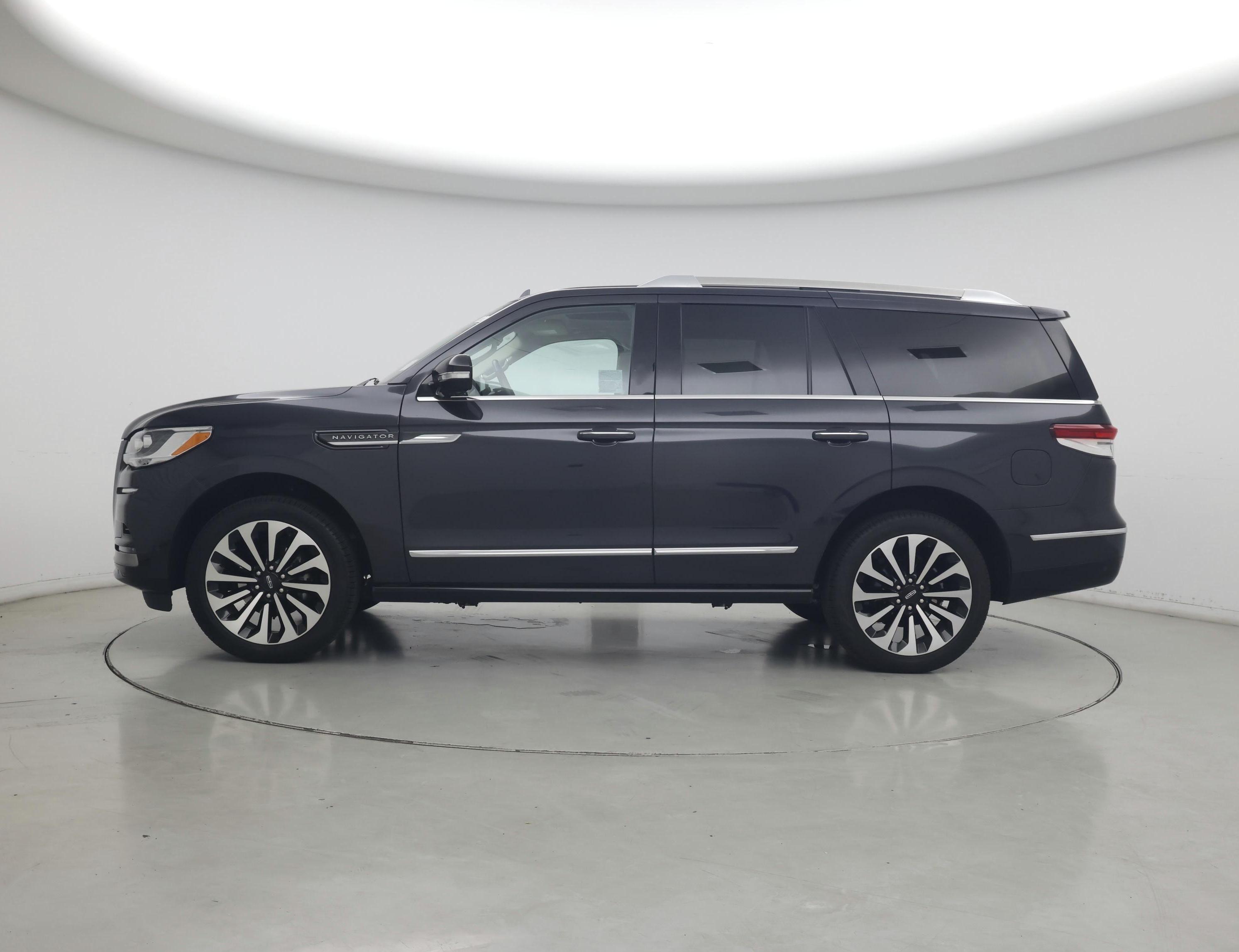 Thumbnail: 2024 Lincoln Navigator - 3
