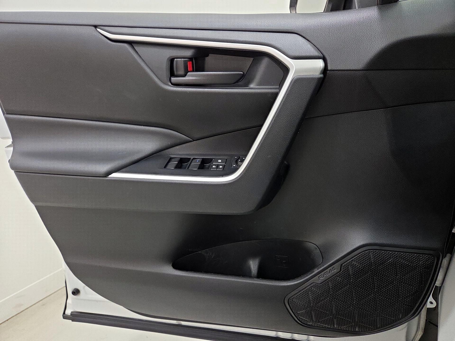 Thumbnail: 2020 Toyota RAV4 - 12