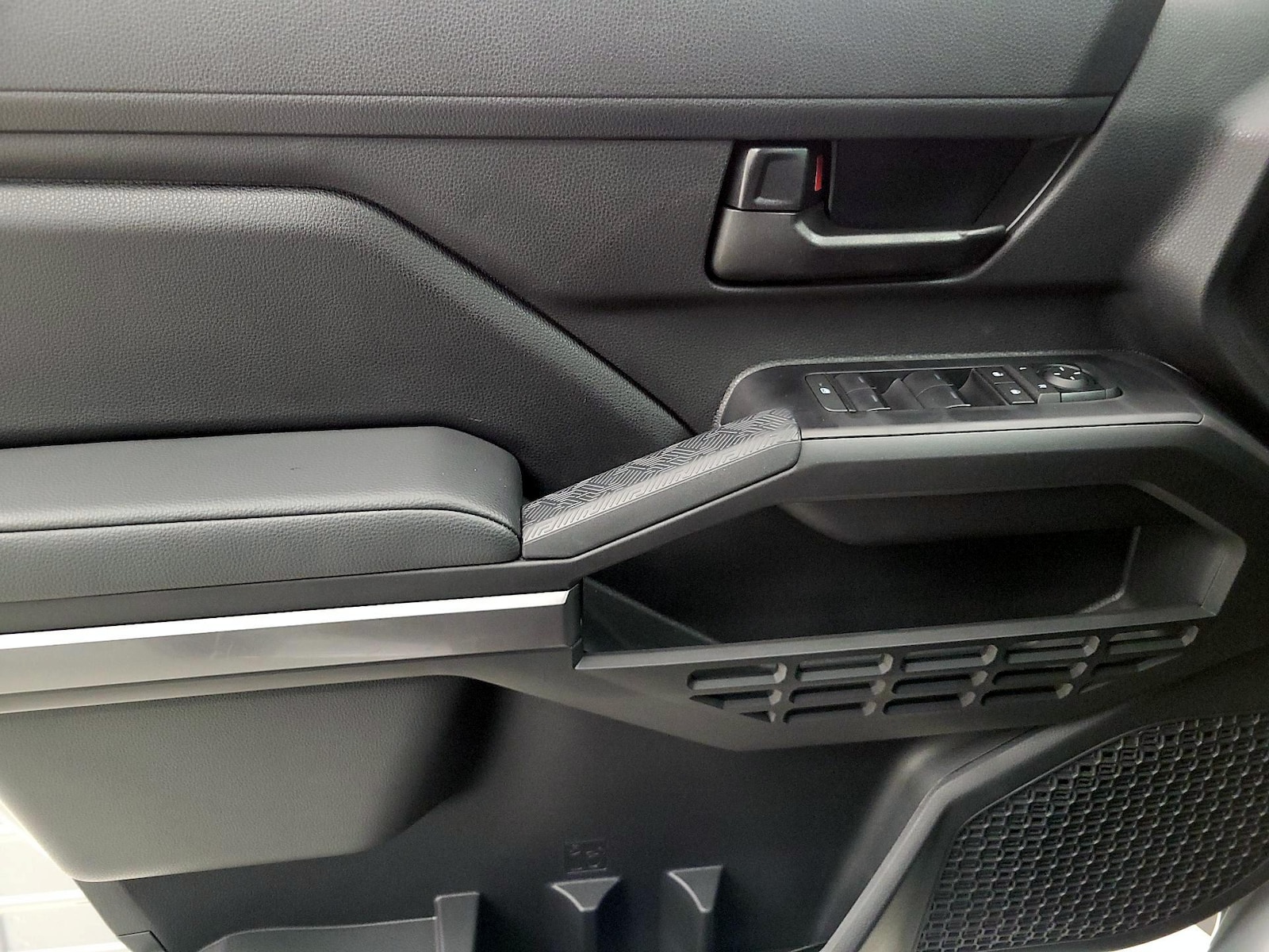 2025 Toyota Tacoma SR5 - Photo 11