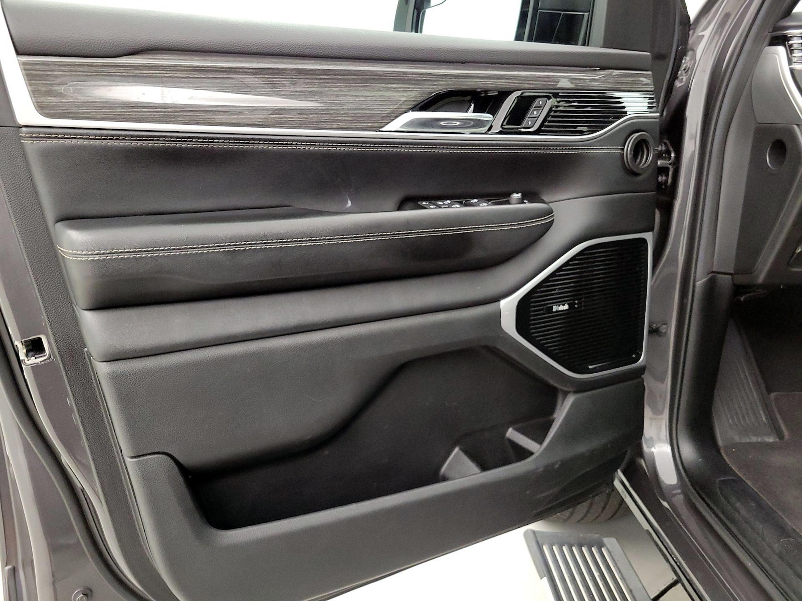 2022 Jeep Wagoneer Series III - Photo 11