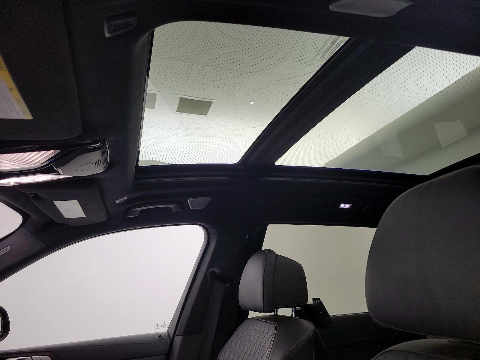 Panoramic Sunroof & Skylight(s)