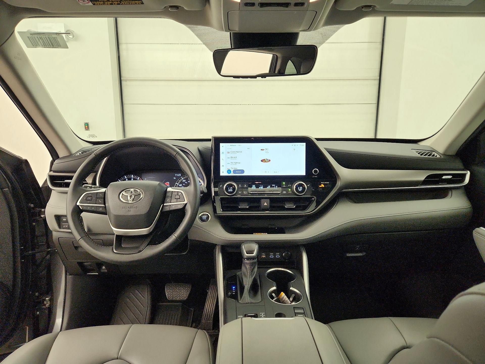 Thumbnail: 2023 Toyota Highlander - 9