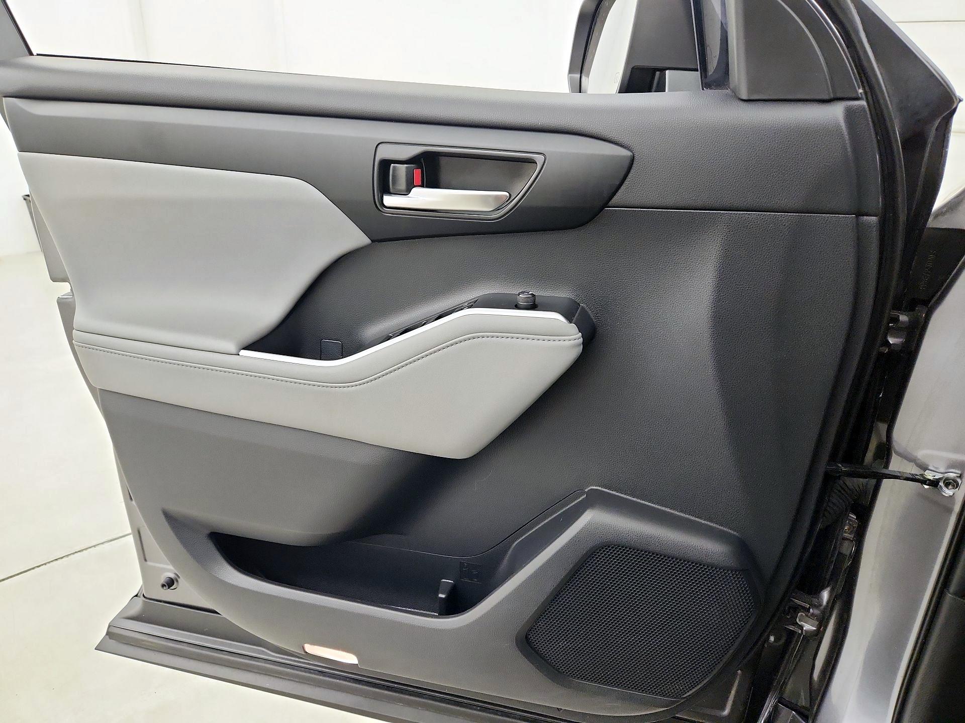 Thumbnail: 2023 Toyota Highlander - 12