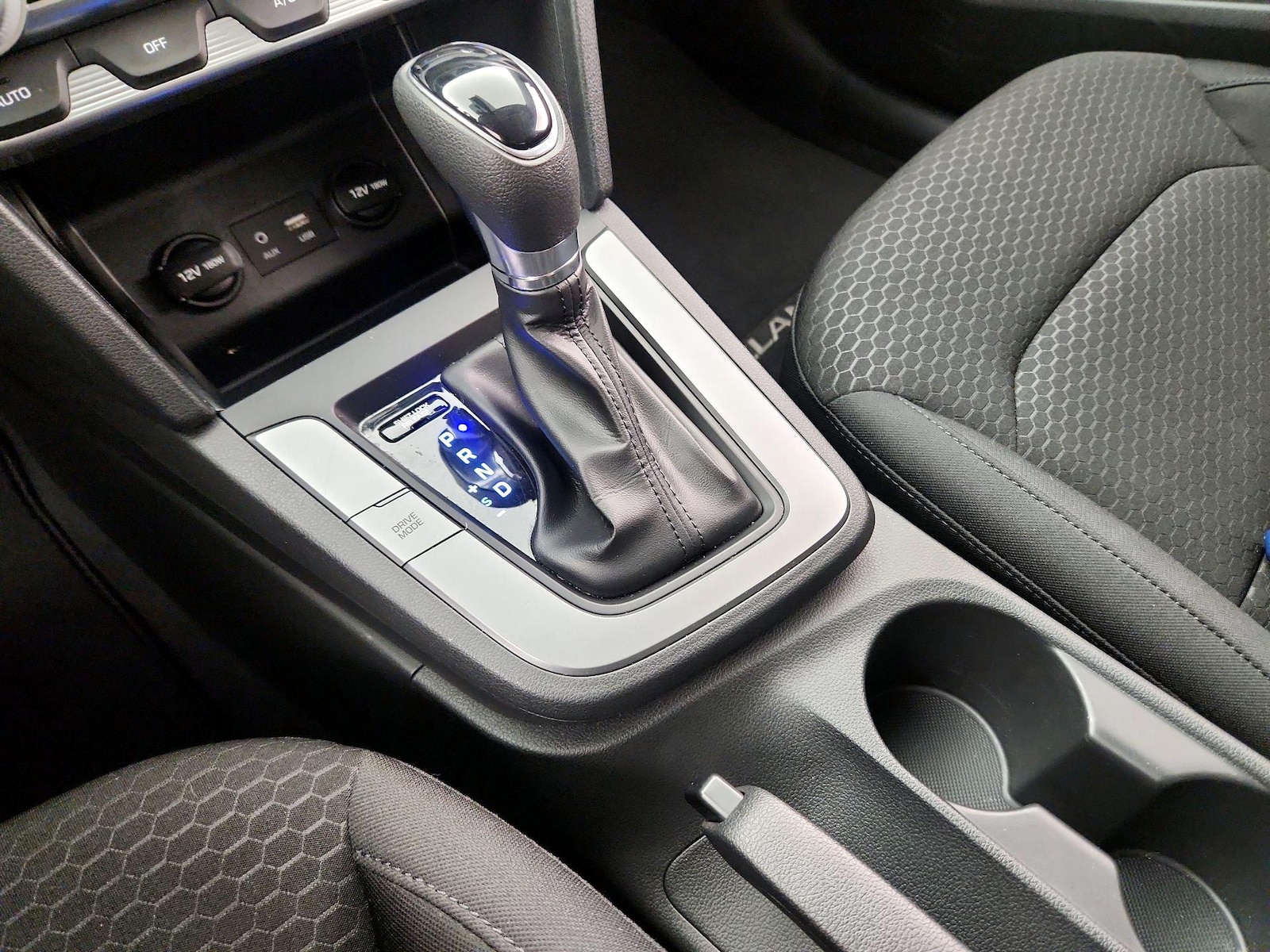 2020 Hyundai Elantra SE - Photo 18