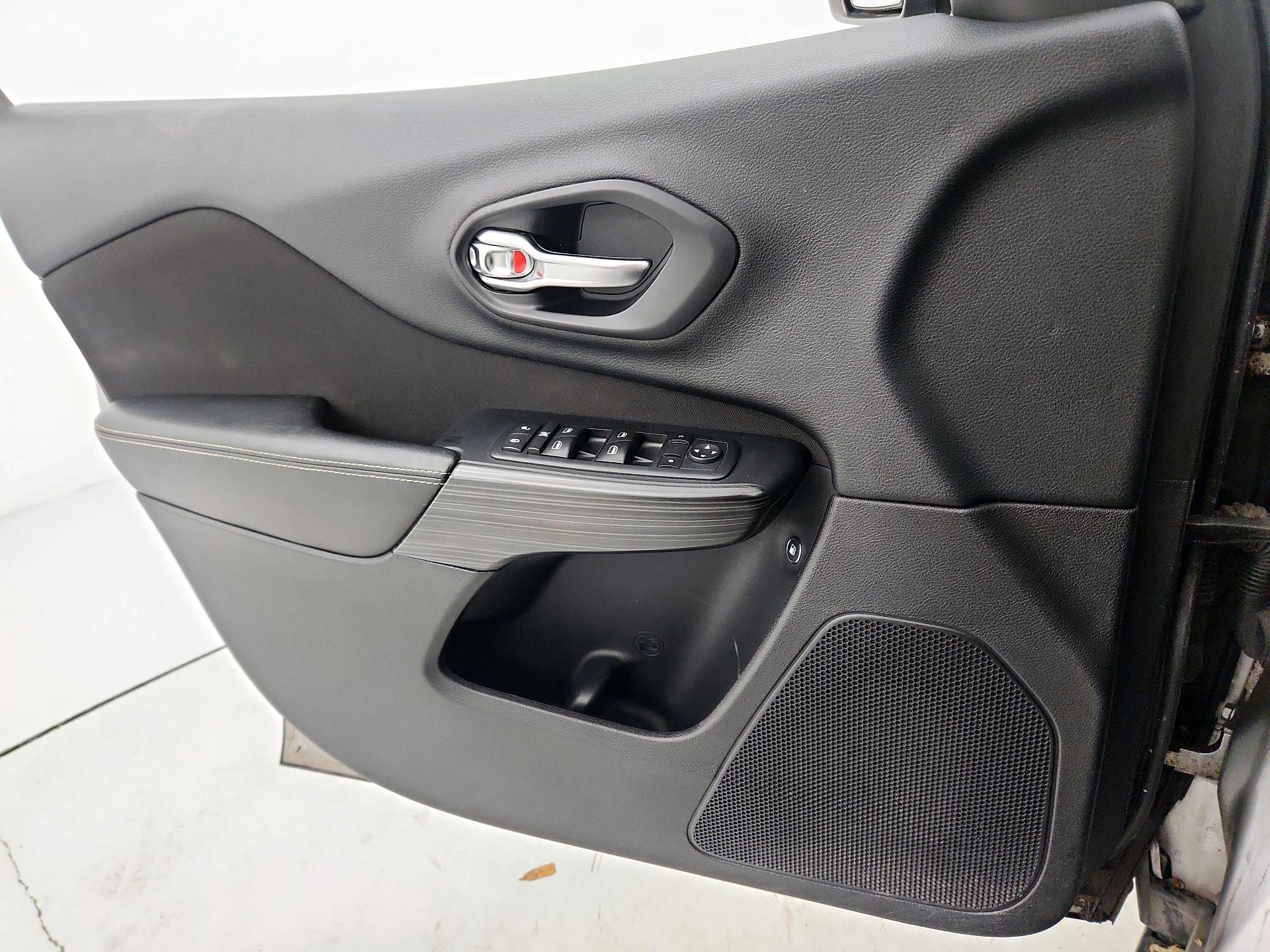 Thumbnail: 2016 Jeep Cherokee - 12