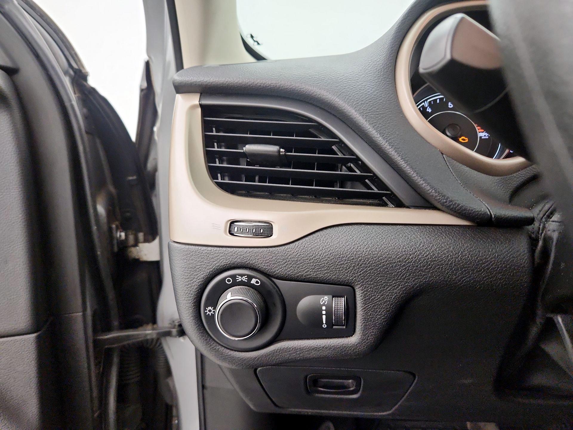 Thumbnail: 2016 Jeep Cherokee - 13