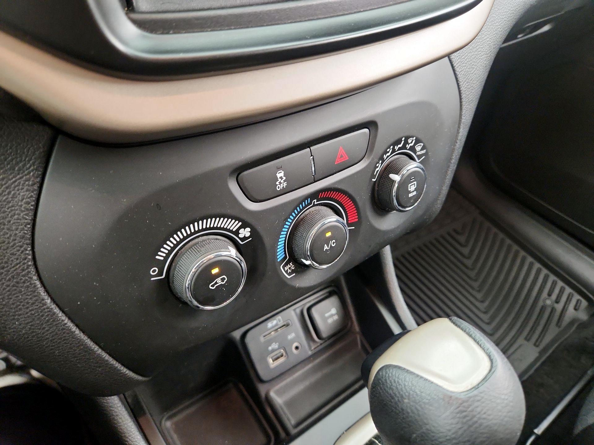Thumbnail: 2016 Jeep Cherokee - 16