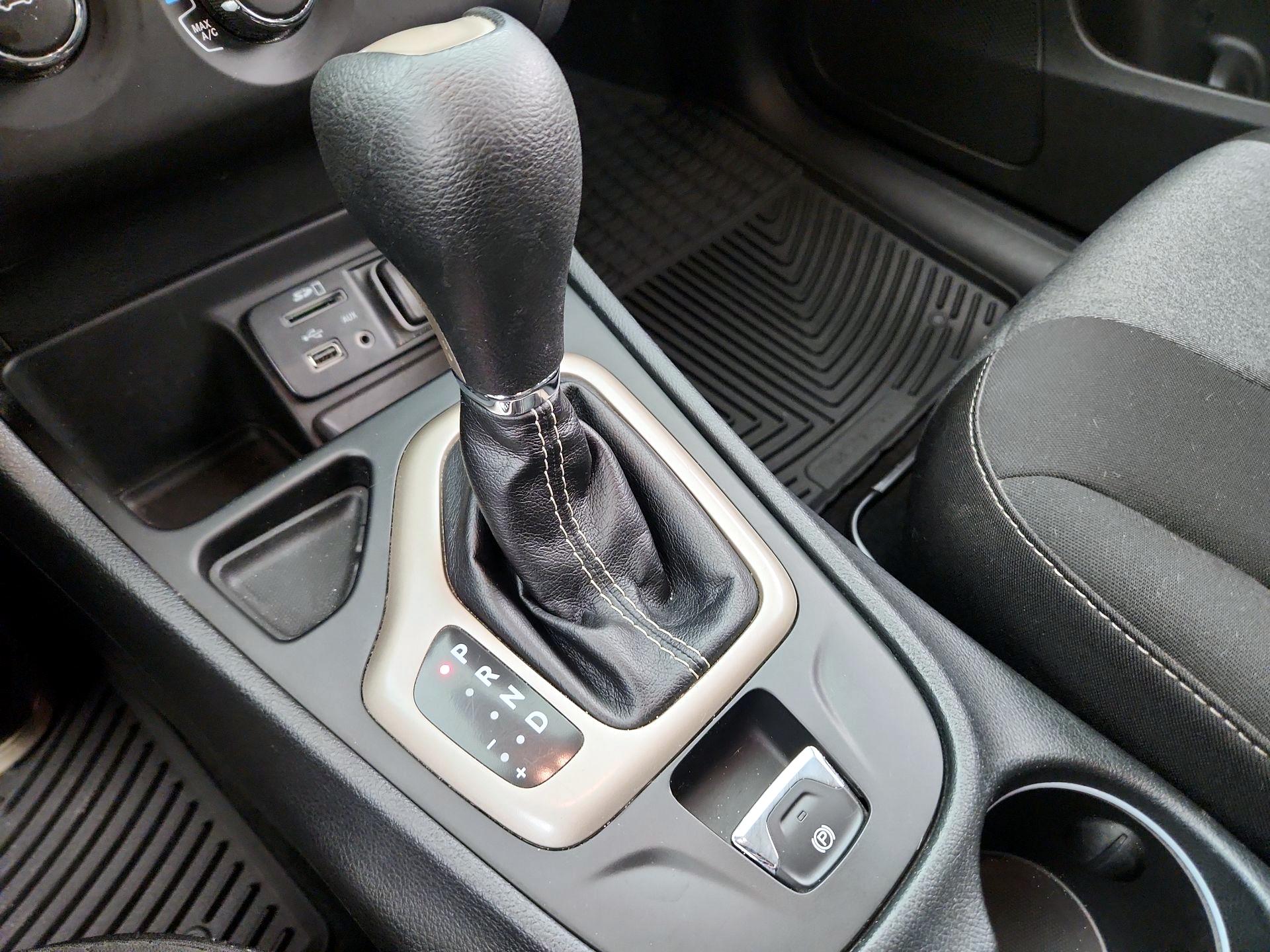 Thumbnail: 2016 Jeep Cherokee - 17