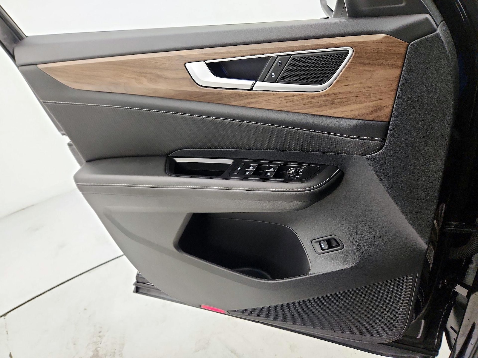 2025 Volkswagen Atlas SE w/Tech - Photo 13