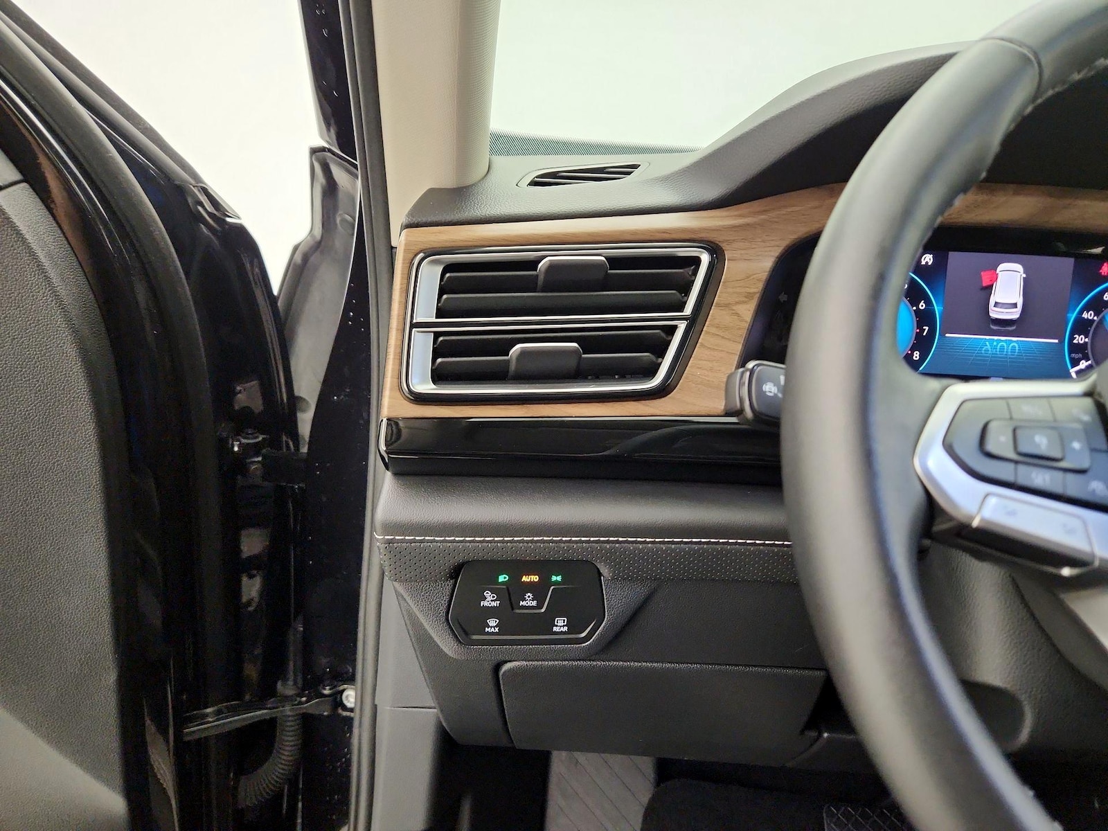 2025 Volkswagen Atlas SE w/Tech - Photo 14