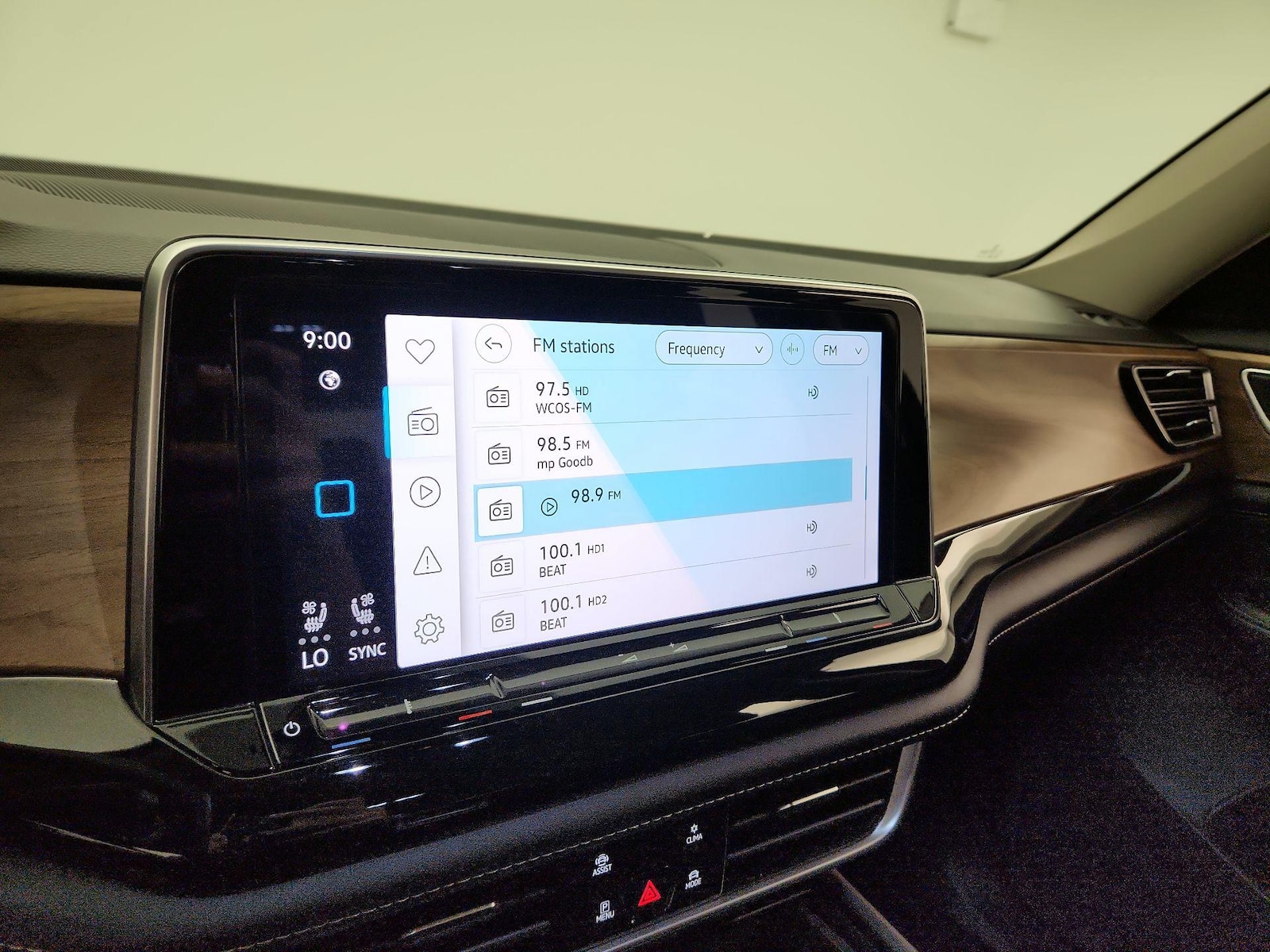 2025 Volkswagen Atlas SE w/Tech - Photo 16