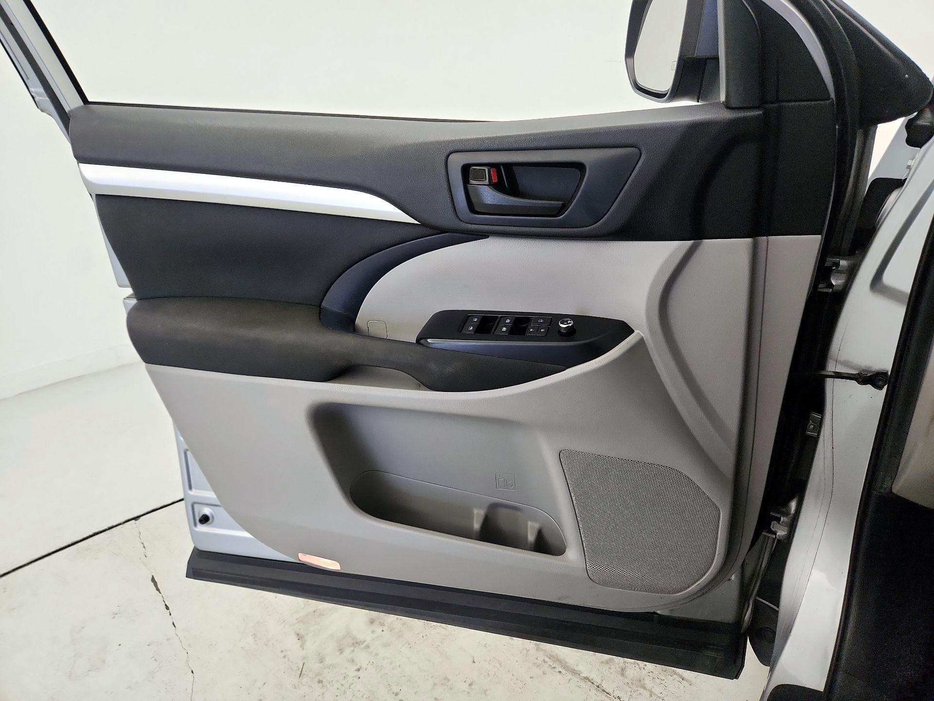 Thumbnail: 2019 Toyota Highlander - 12