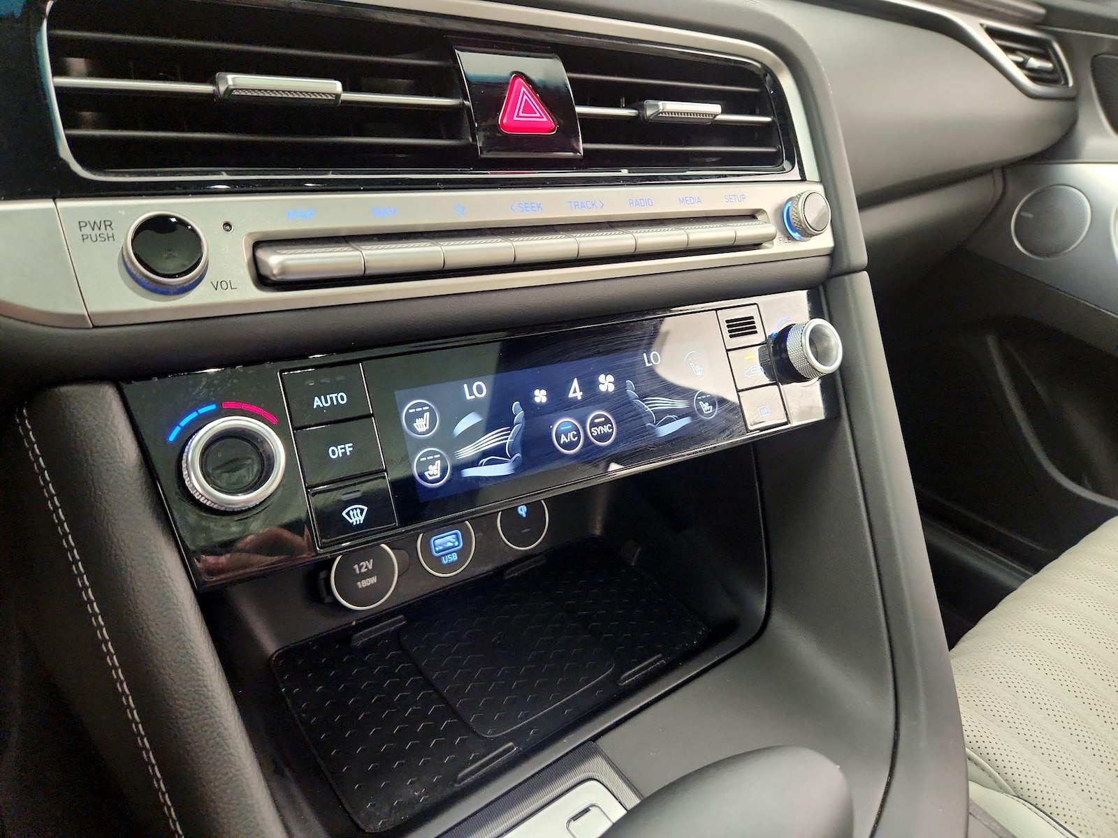 2024 GENESIS G70 Standard - Photo 18