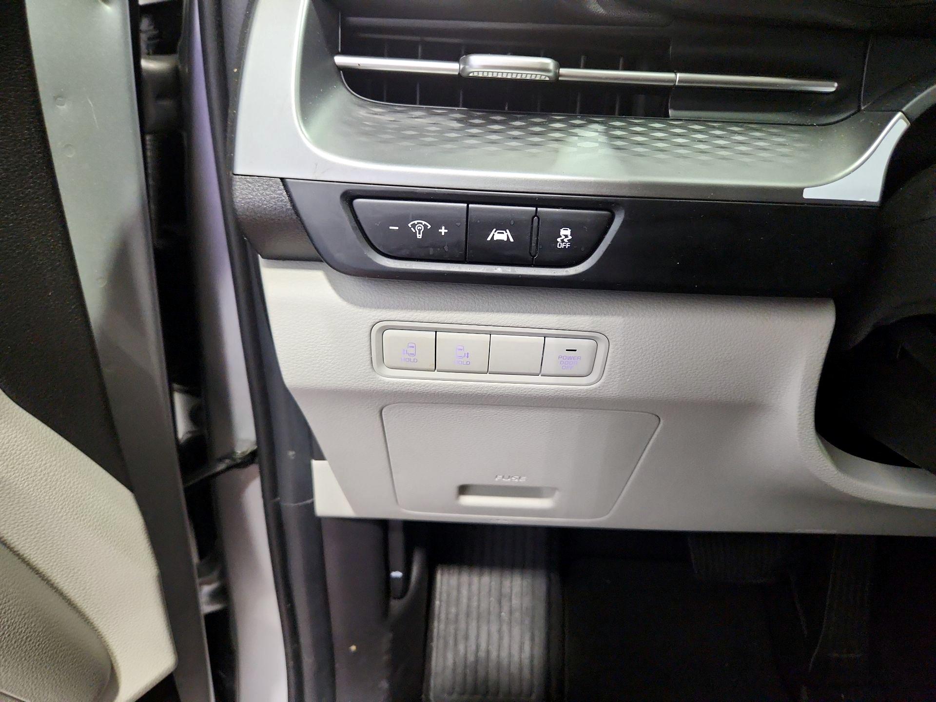 Thumbnail: 2023 Kia Carnival - 13