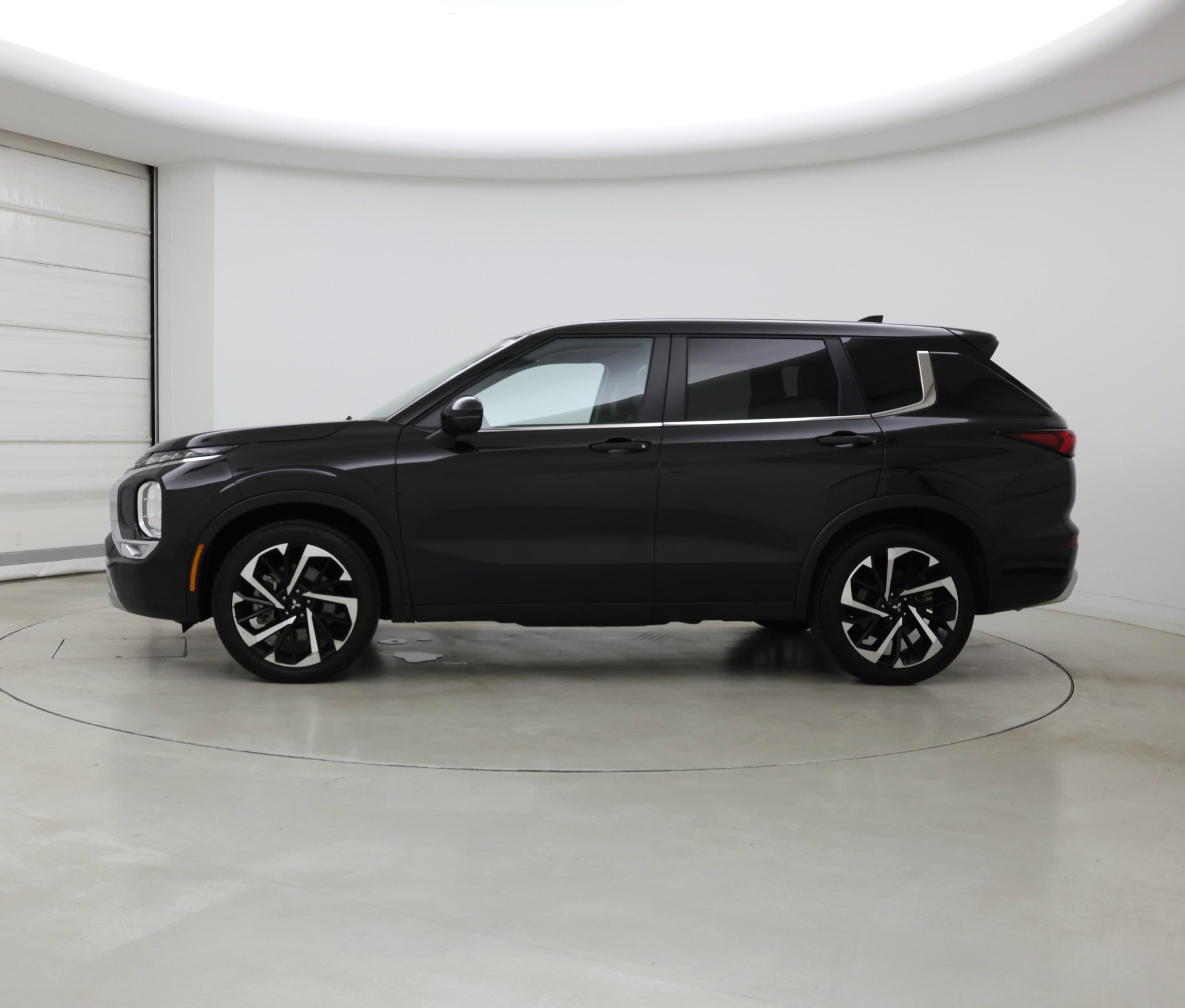 Thumbnail: 2024 Mitsubishi Outlander - 3
