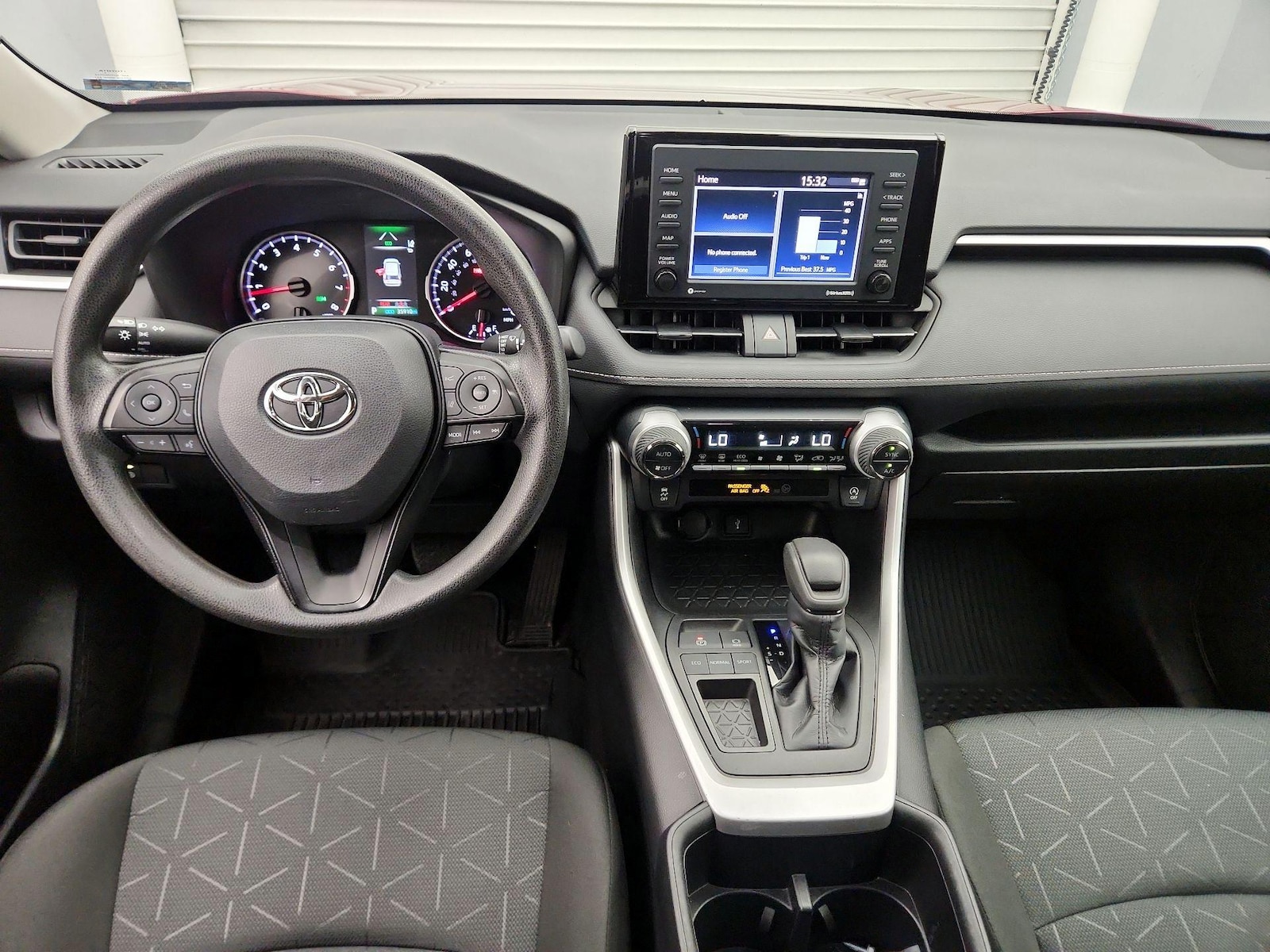 2022 Toyota RAV4 XLE - Photo 10