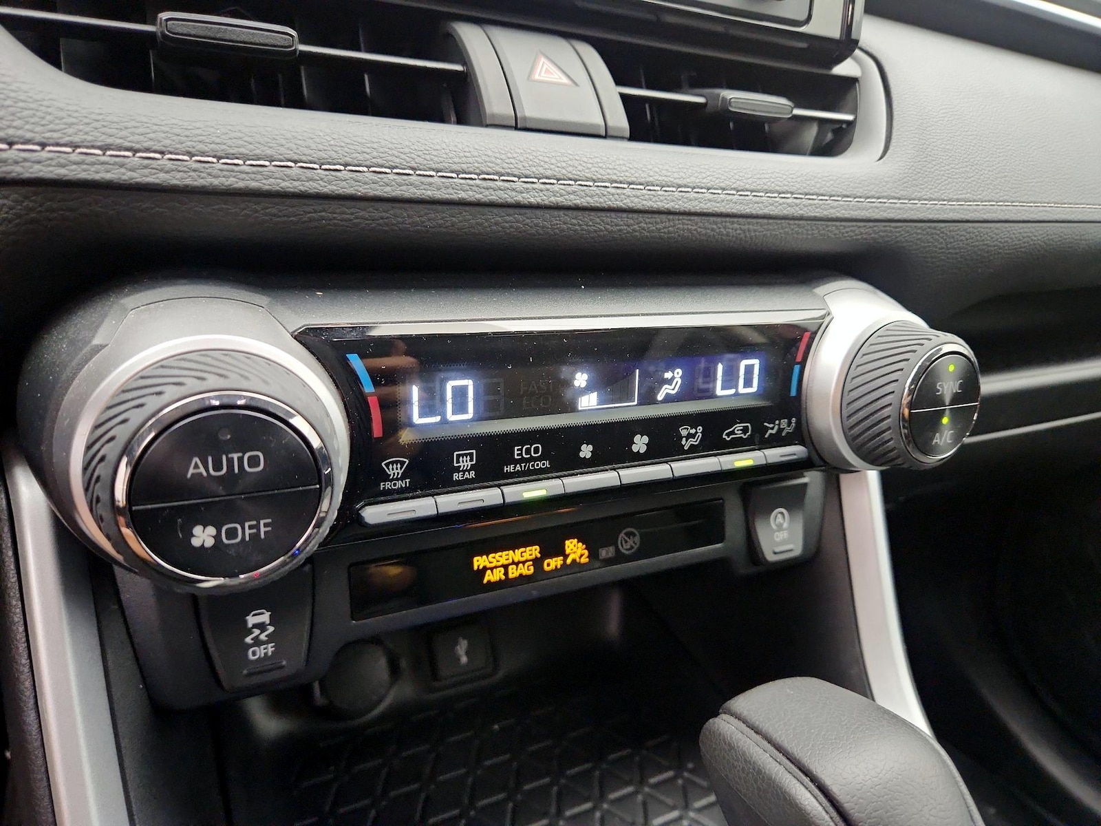 2022 Toyota RAV4 XLE - Photo 17