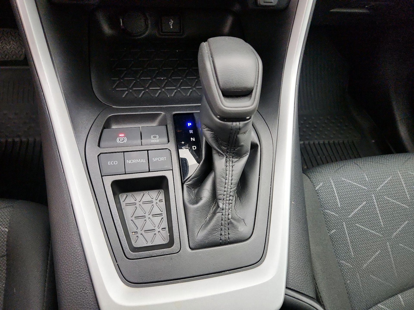 2022 Toyota RAV4 XLE - Photo 18
