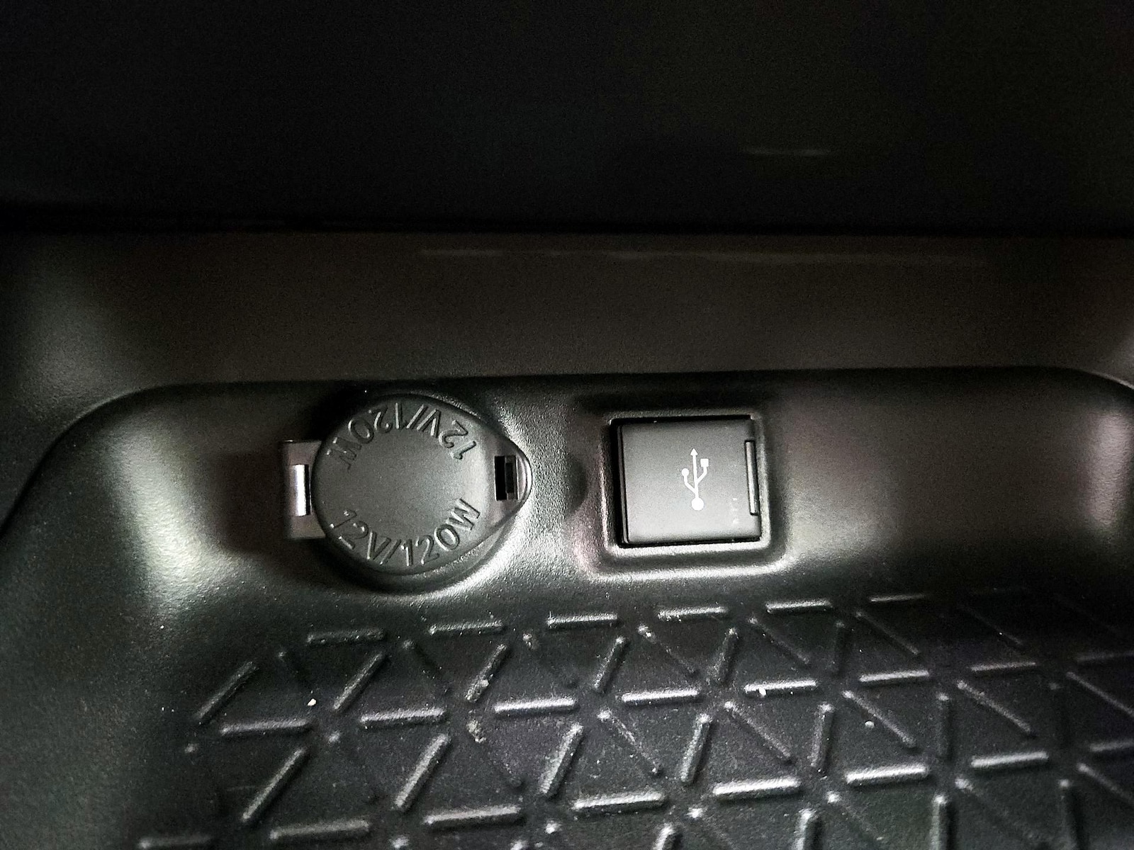 2022 Toyota RAV4 XLE - Photo 19