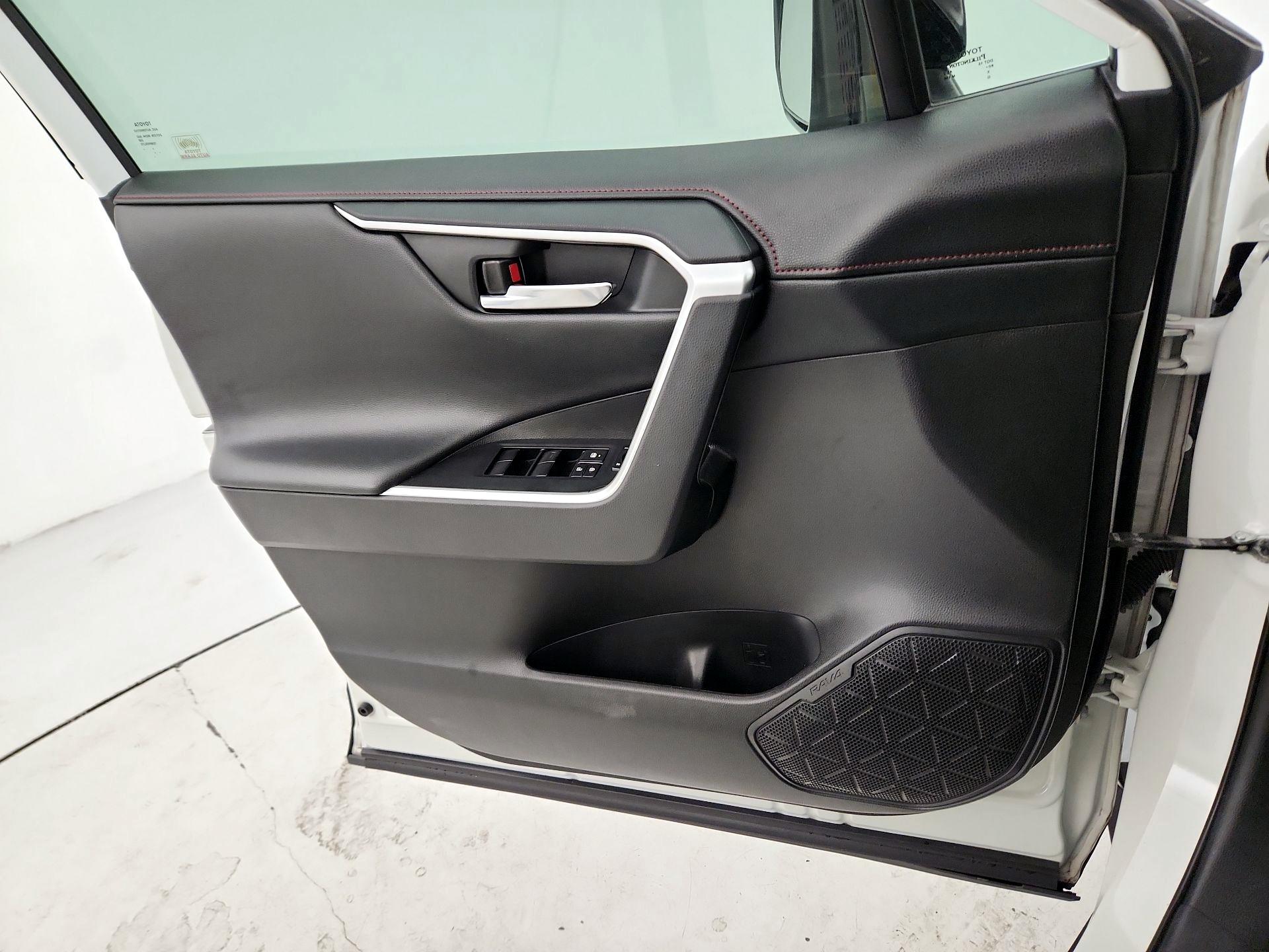 Thumbnail: 2020 Toyota RAV4 - 12