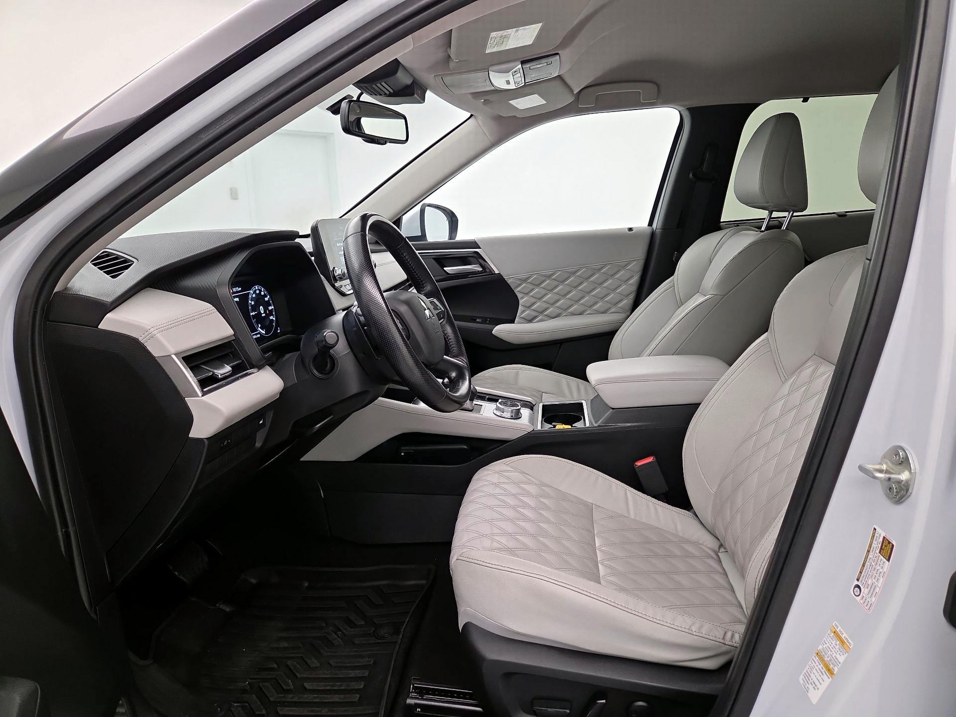 Thumbnail: 2024 Mitsubishi Outlander - 11