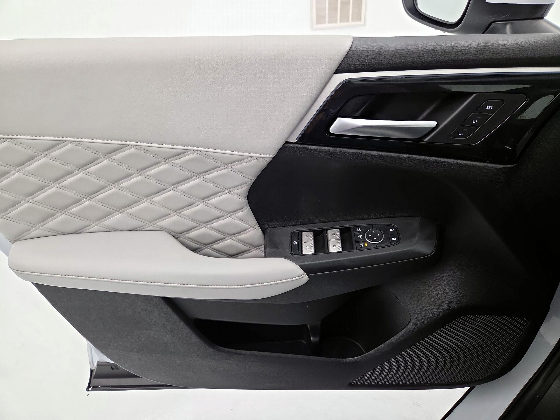 Thumbnail: 2024 Mitsubishi Outlander - 12