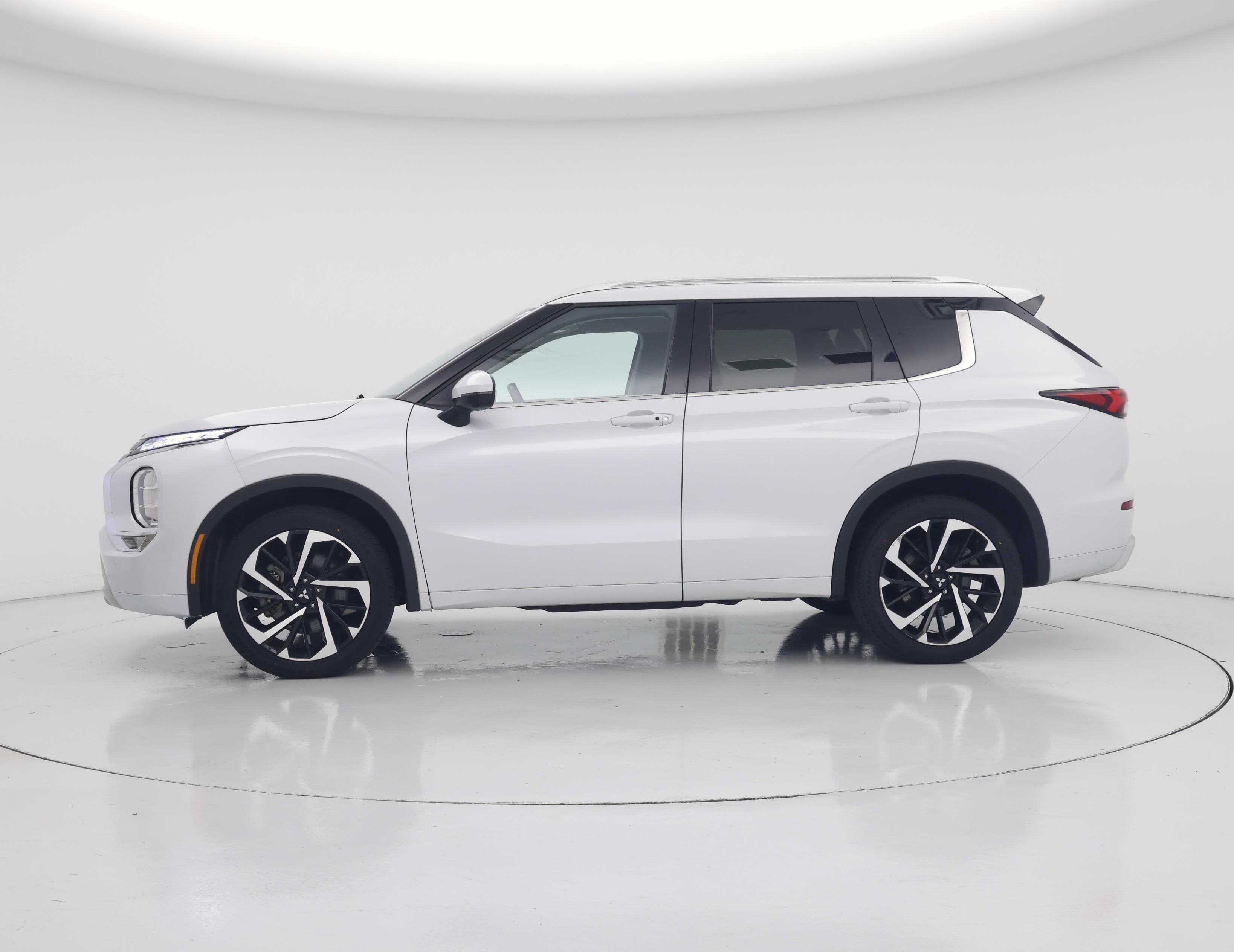 Thumbnail: 2024 Mitsubishi Outlander - 3