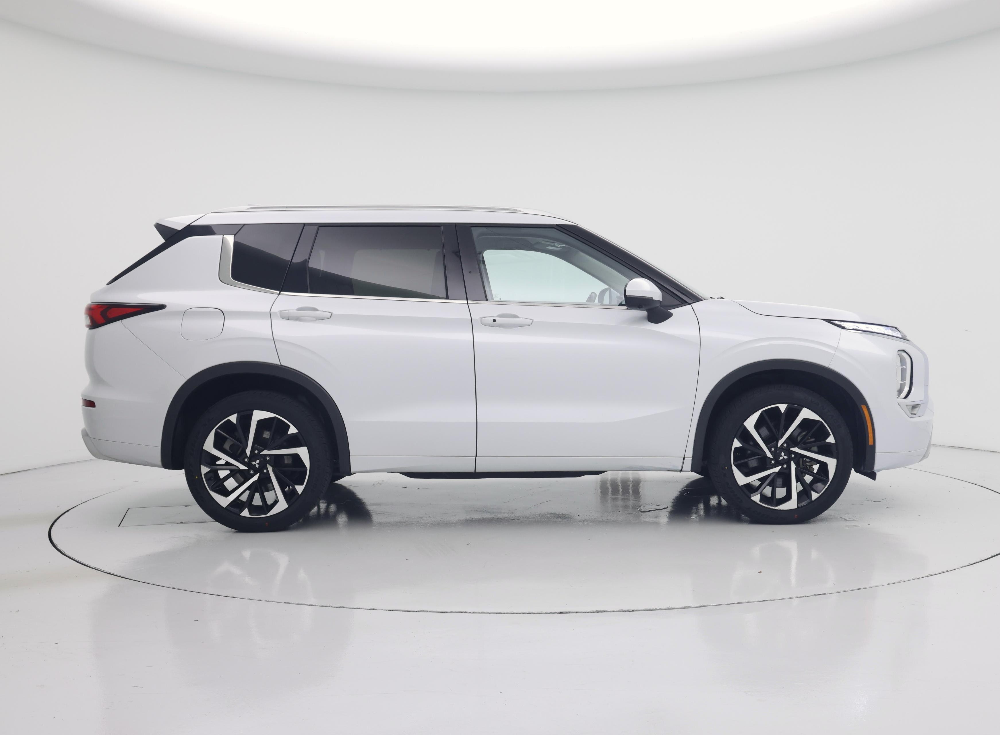 Thumbnail: 2024 Mitsubishi Outlander - 7