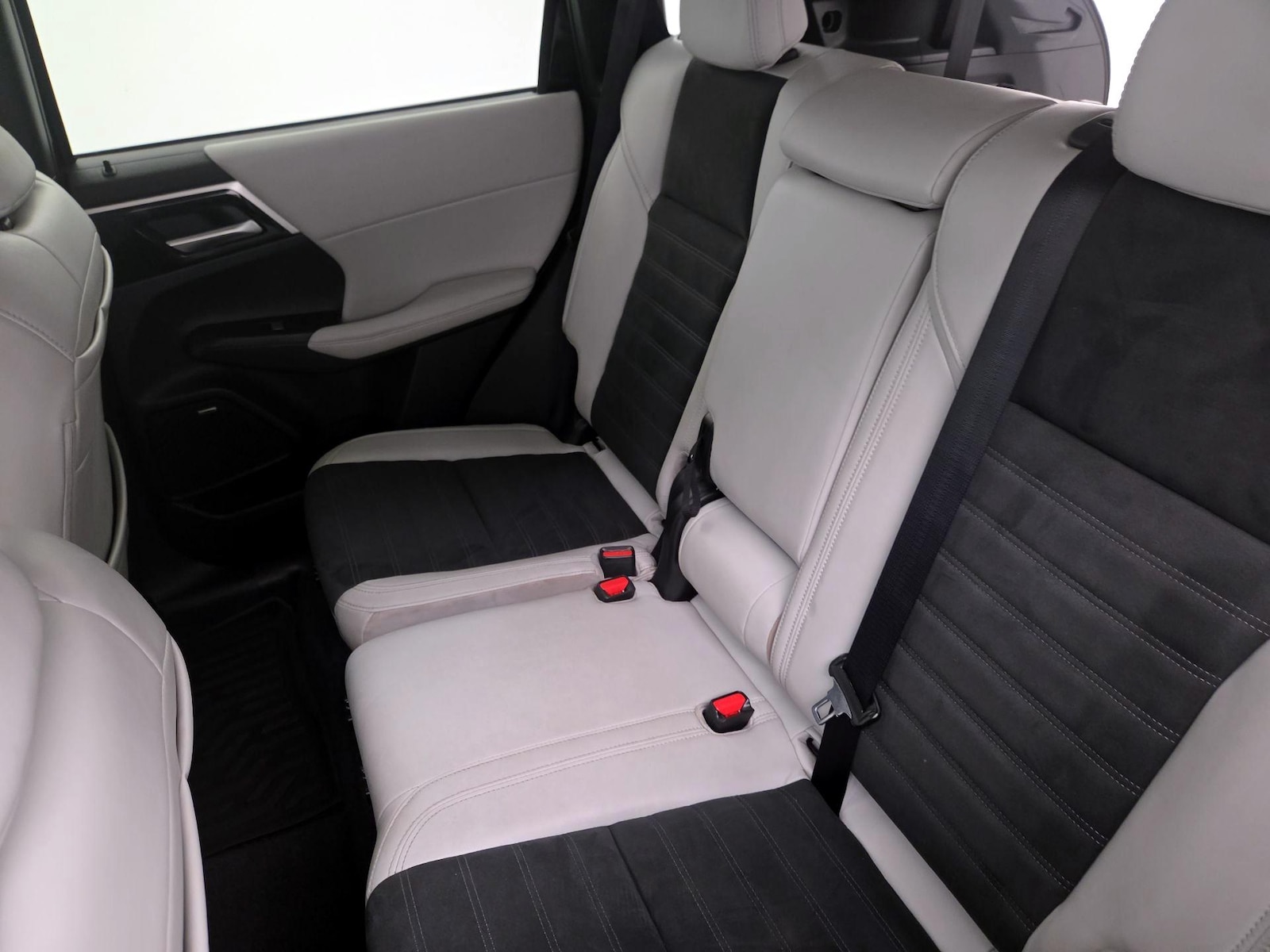 2025 Mitsubishi Outlander SE - Photo 20